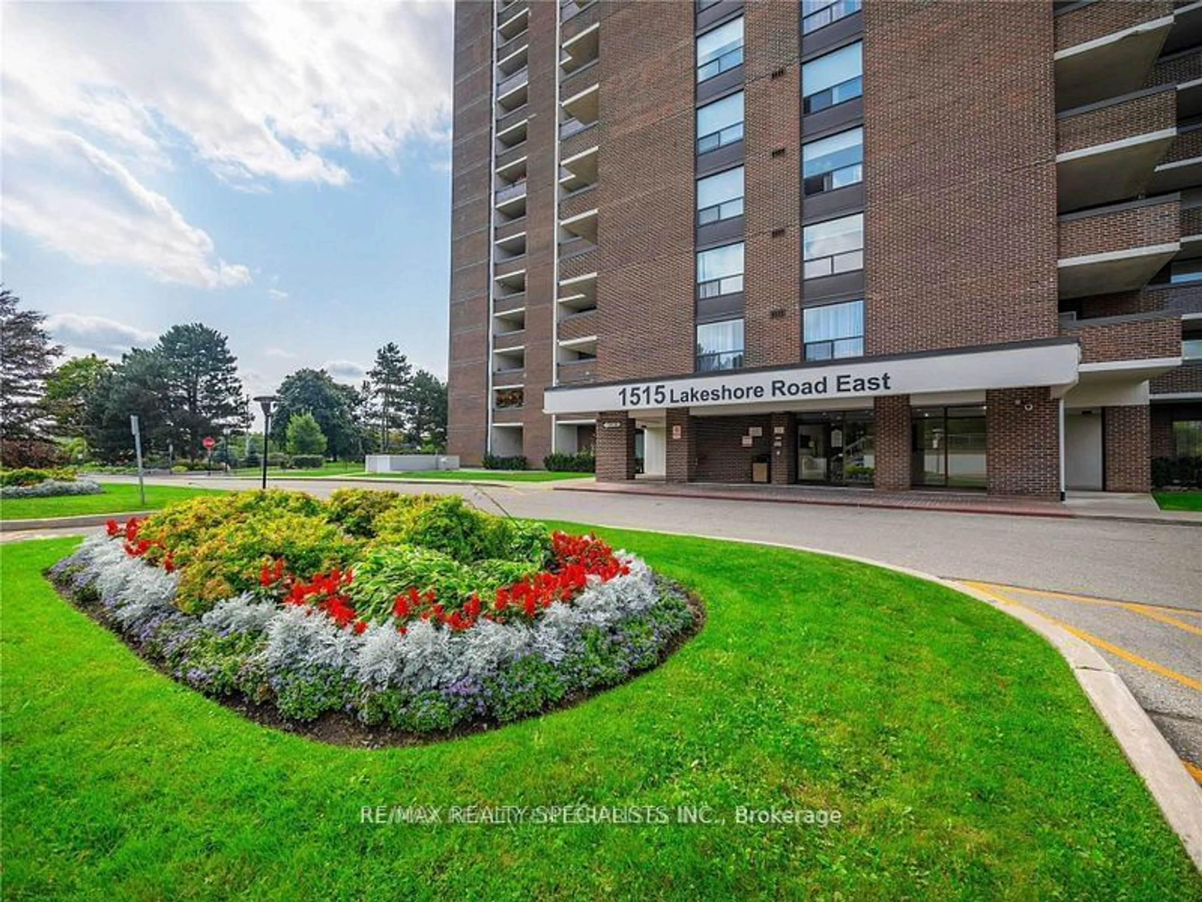 A pic from exterior of the house or condo for 1515 Lakeshore Rd #1003, Mississauga Ontario L5E 3E3