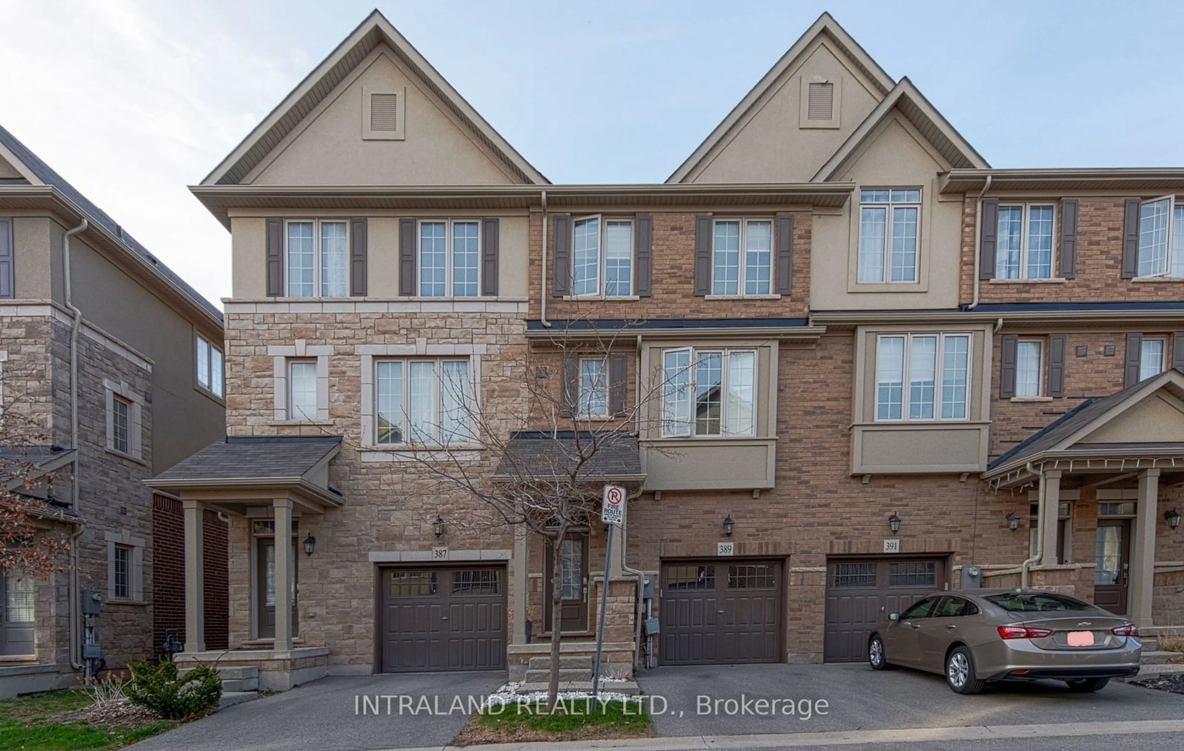 A pic from exterior of the house or condo, the street view for 389 Hardwick Common Dr, Oakville Ontario L6H 0P7