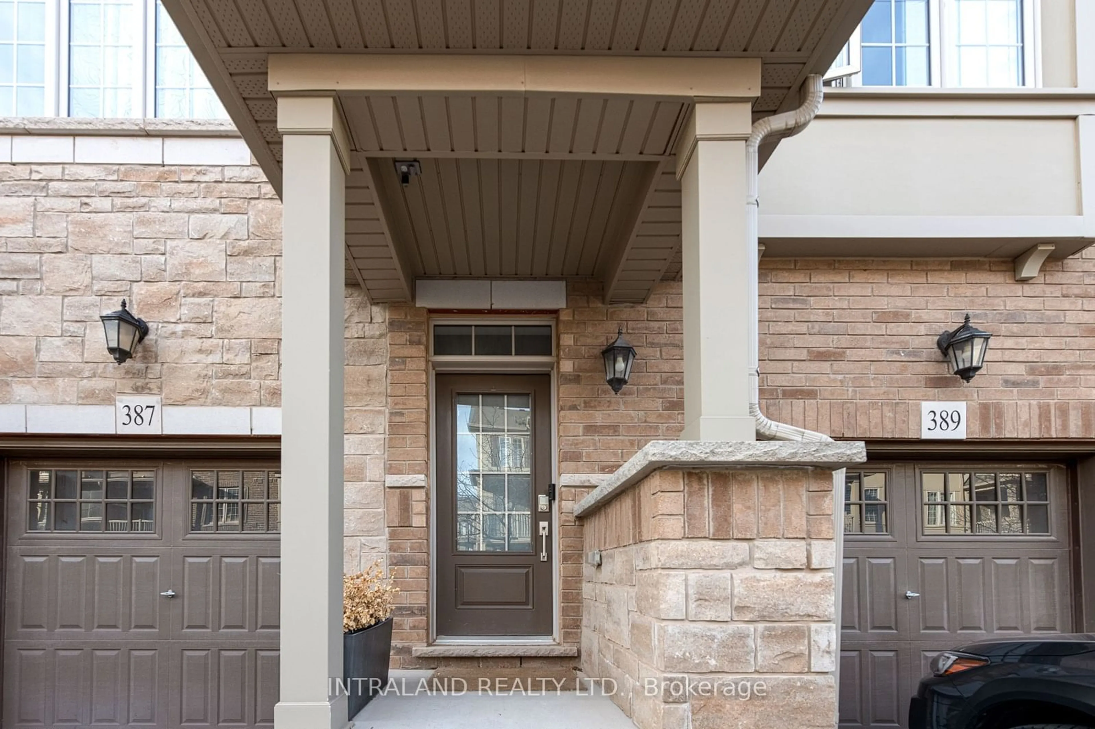 Indoor entryway, wood floors for 389 Hardwick Common Dr, Oakville Ontario L6H 0P7