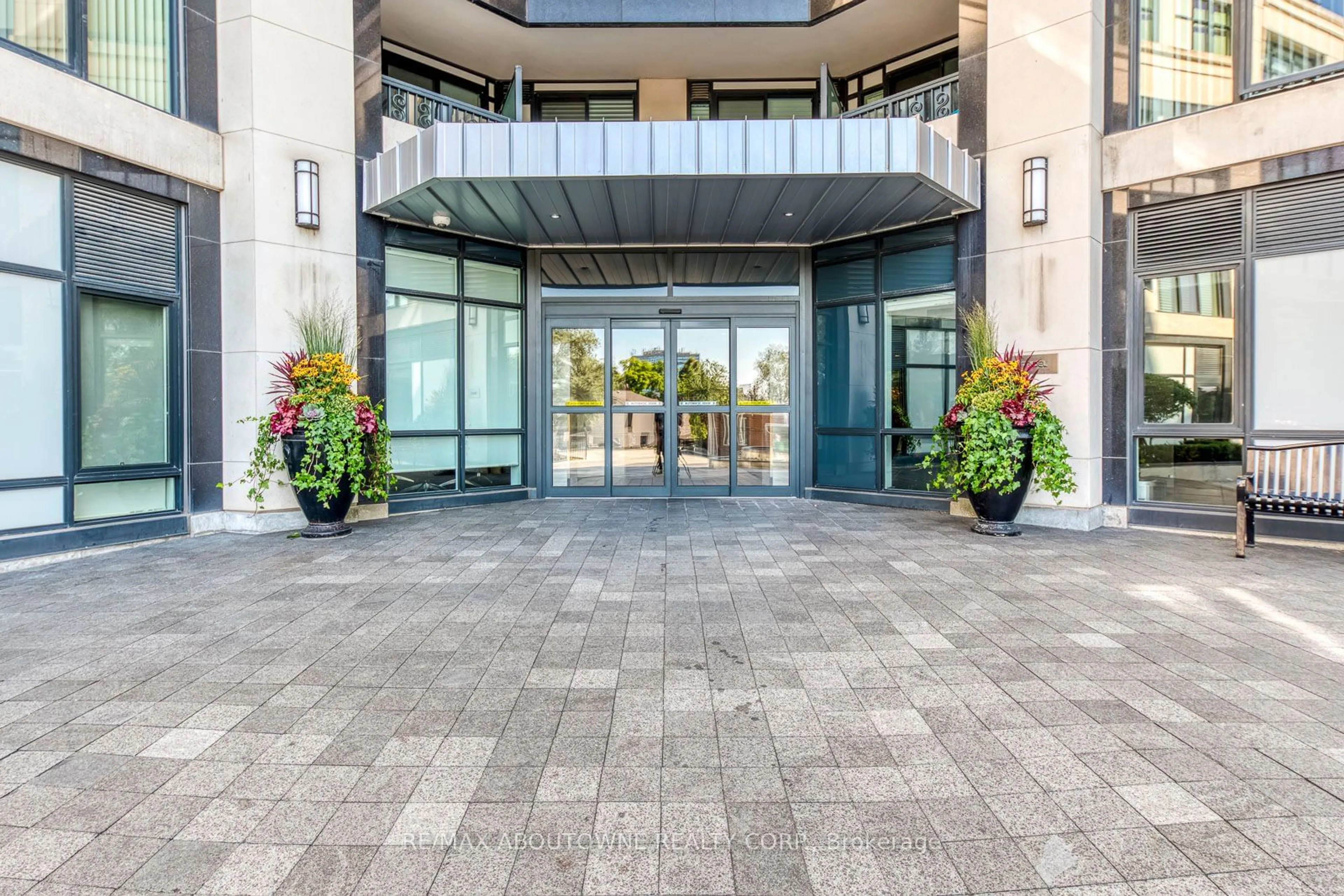 Indoor lobby, ceramic floors for 1 Old Mill Dr #629, Toronto Ontario M6S 0A1