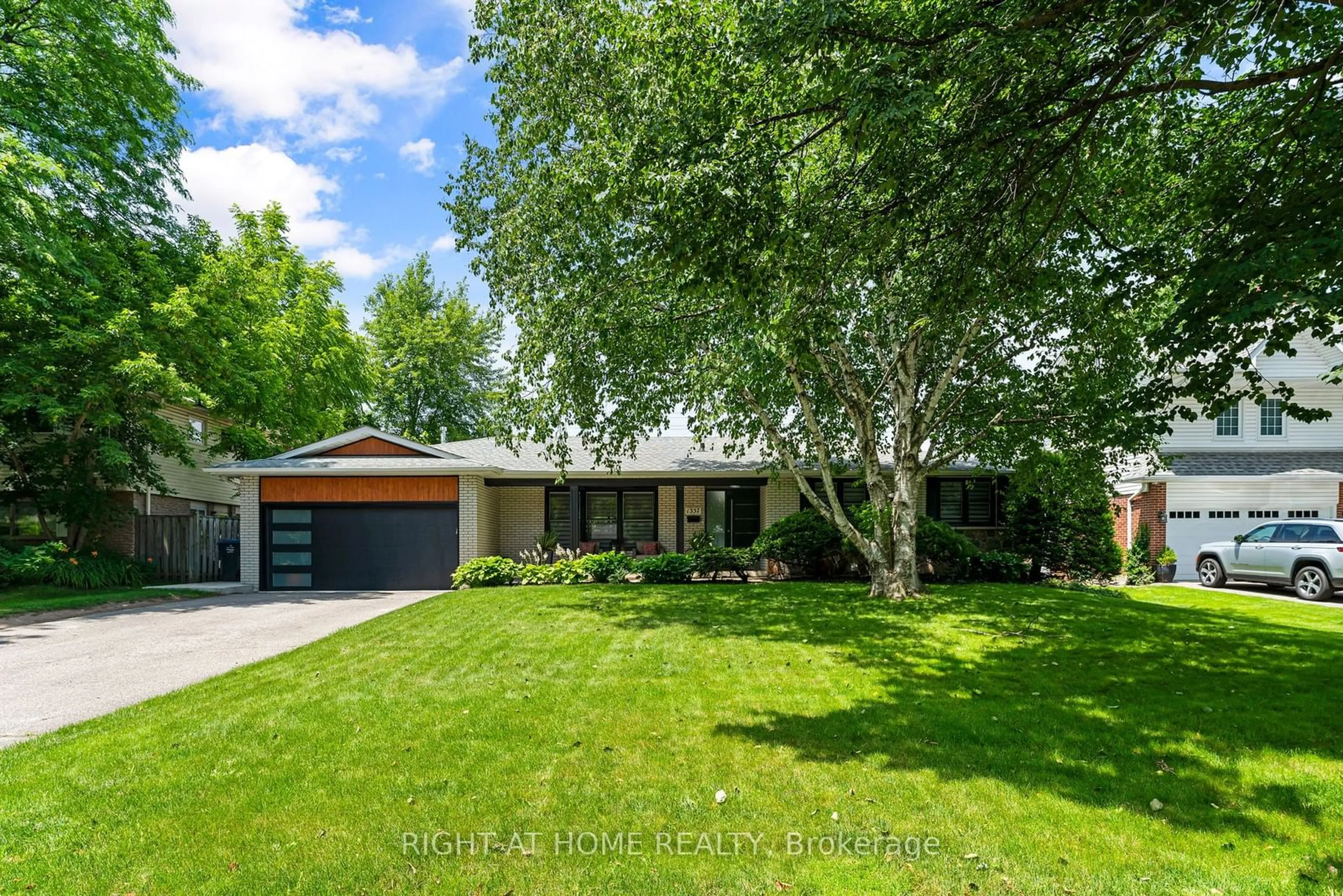 Frontside or backside of a home, the street view for 1357 Saginaw Cres, Mississauga Ontario L5H 1X4