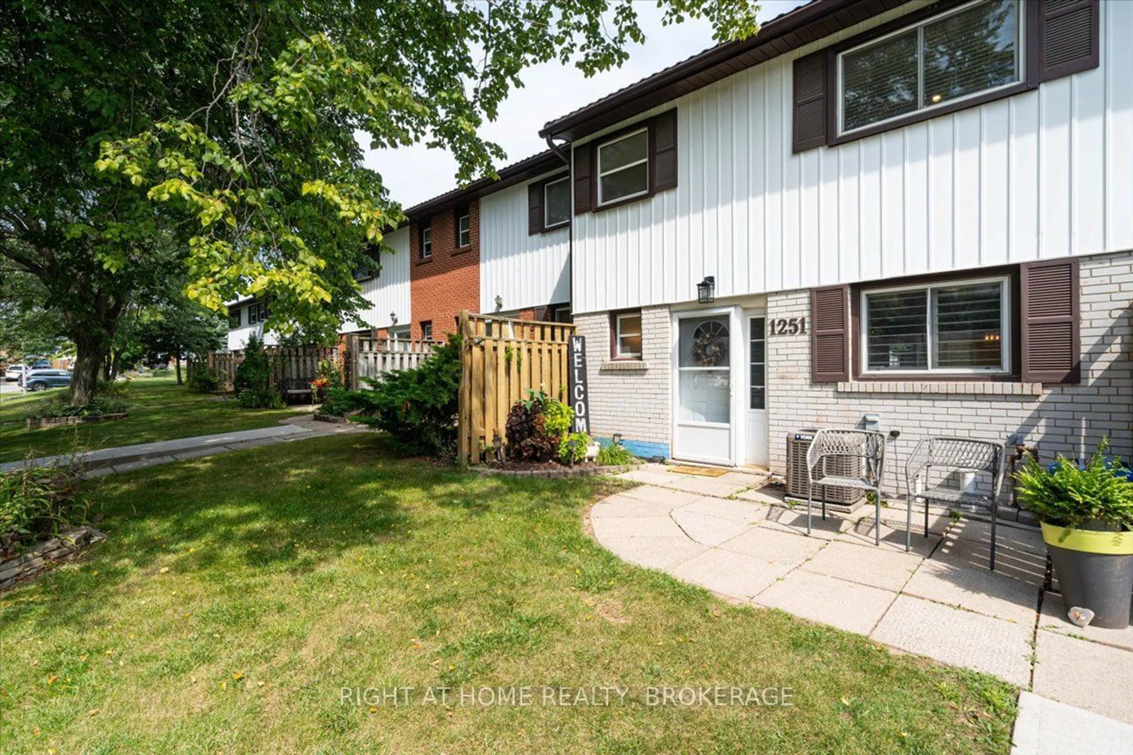 A pic from exterior of the house or condo, the fenced backyard for 1251 Redbank Cres, Oakville Ontario L6H 1Y4