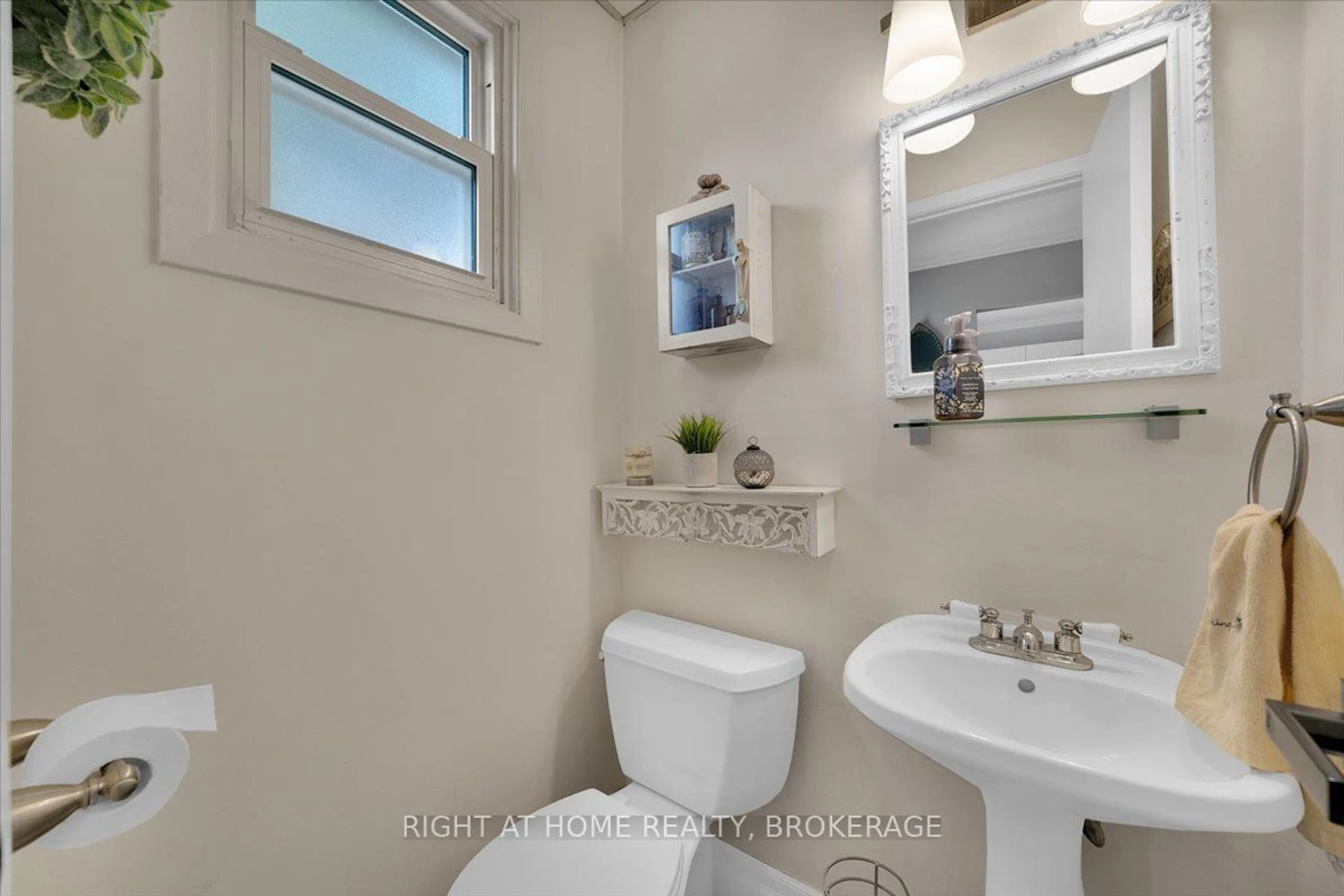 Standard bathroom, wood floors for 1251 Redbank Cres, Oakville Ontario L6H 1Y4