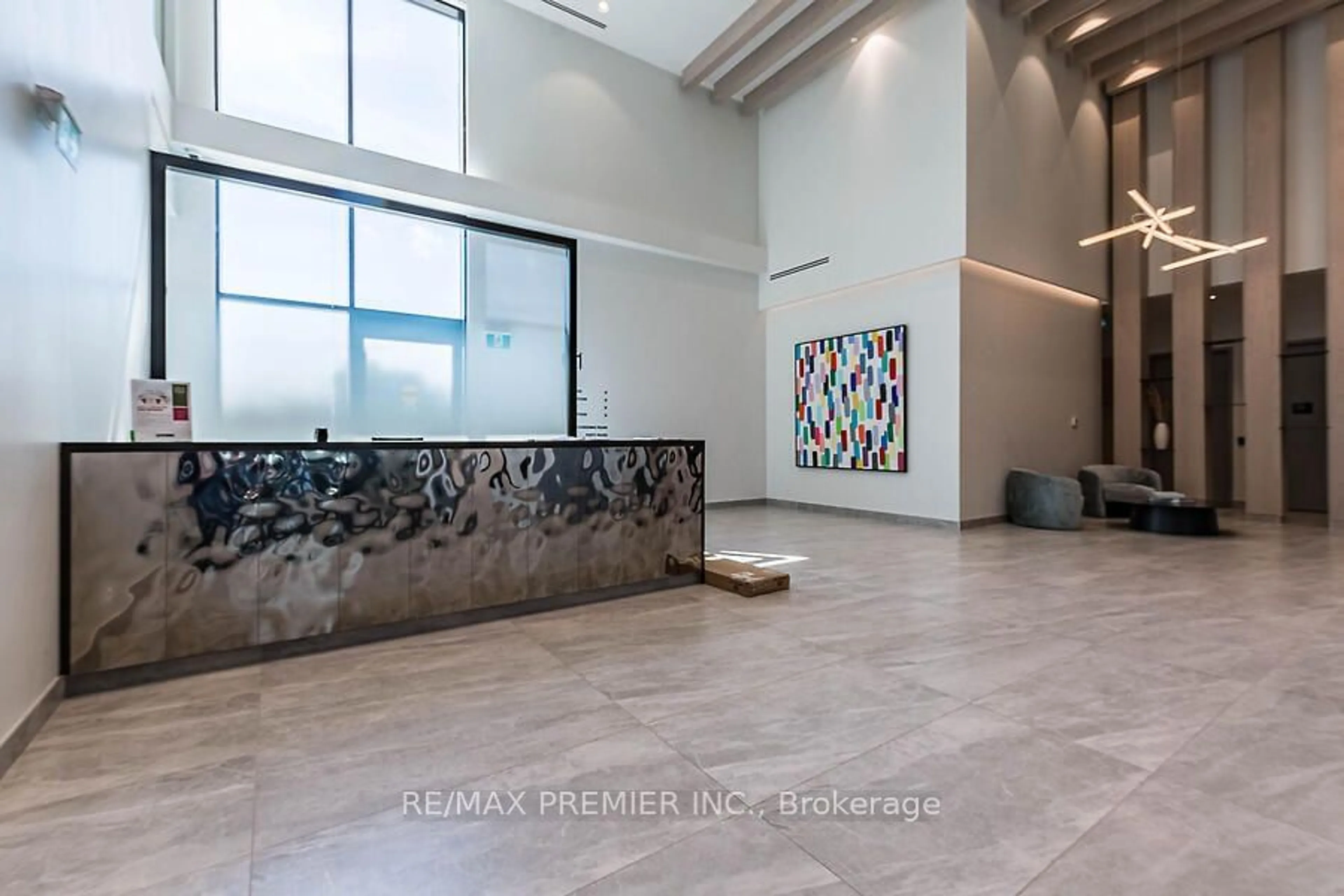 Indoor lobby for 86 Dundas St #1620, Mississauga Ontario L5A 0B1