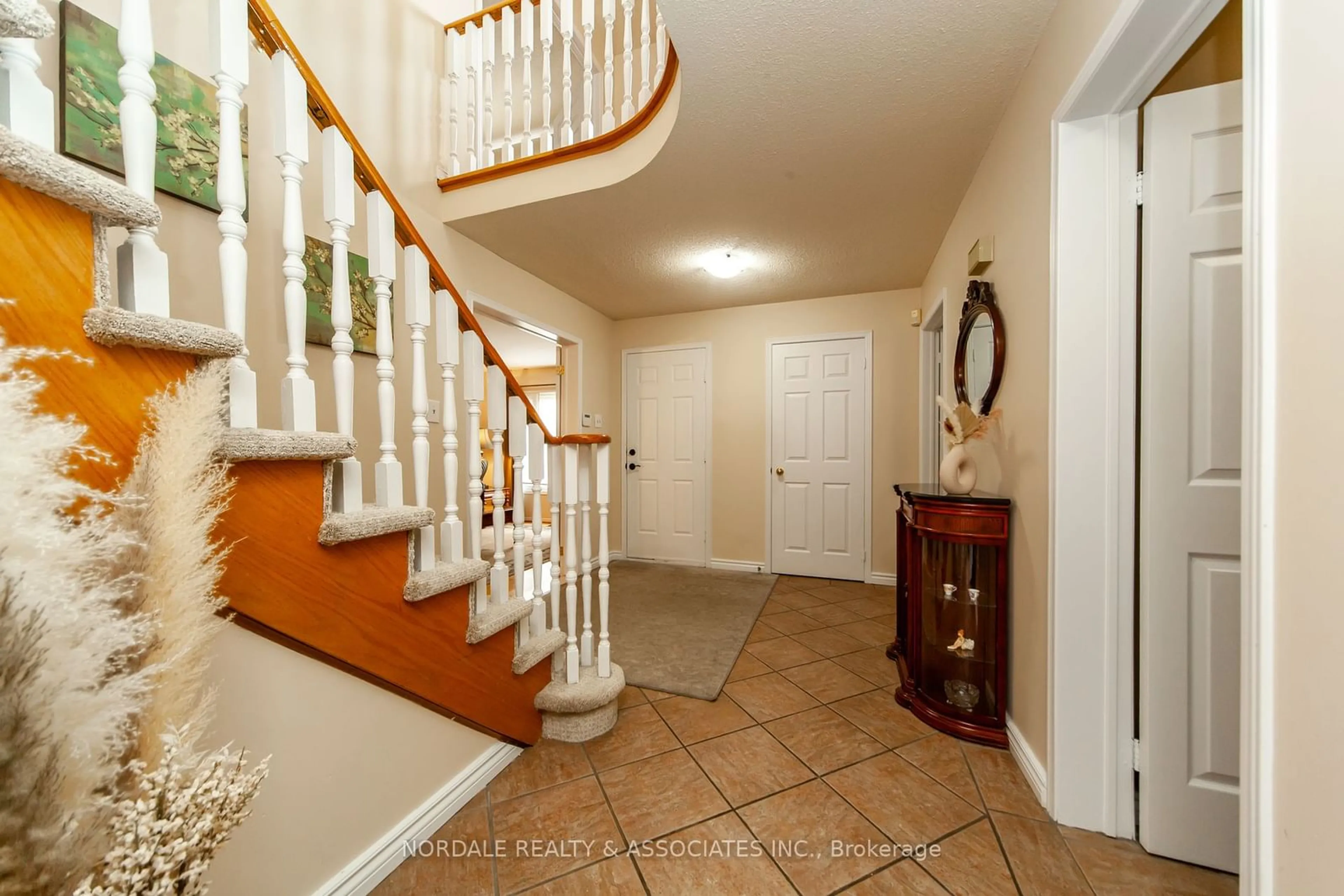 Indoor entryway, wood floors for 4485 Weymouth Commons Cres, Mississauga Ontario L5R 1P5