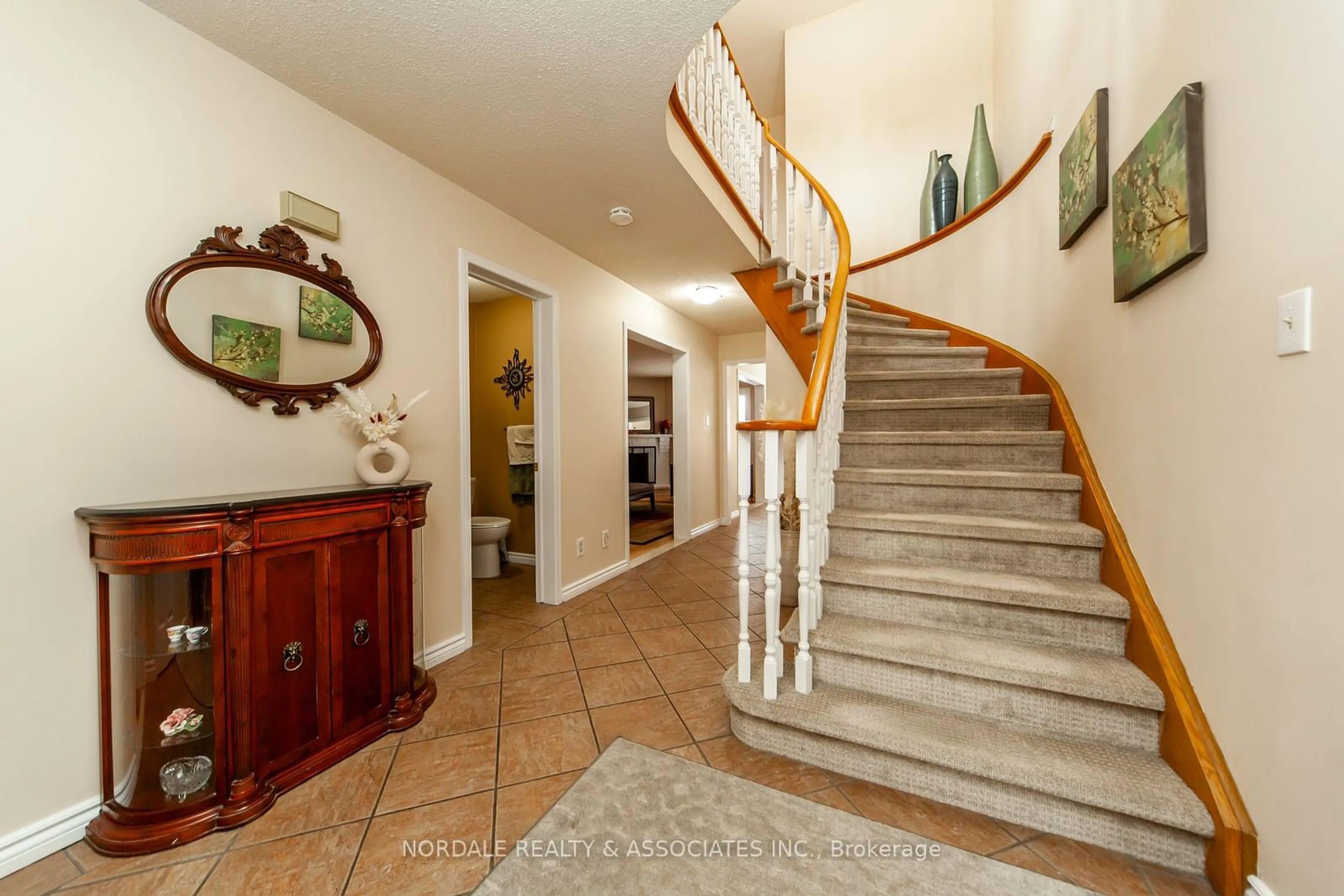 Indoor foyer, wood floors for 4485 Weymouth Commons Cres, Mississauga Ontario L5R 1P5