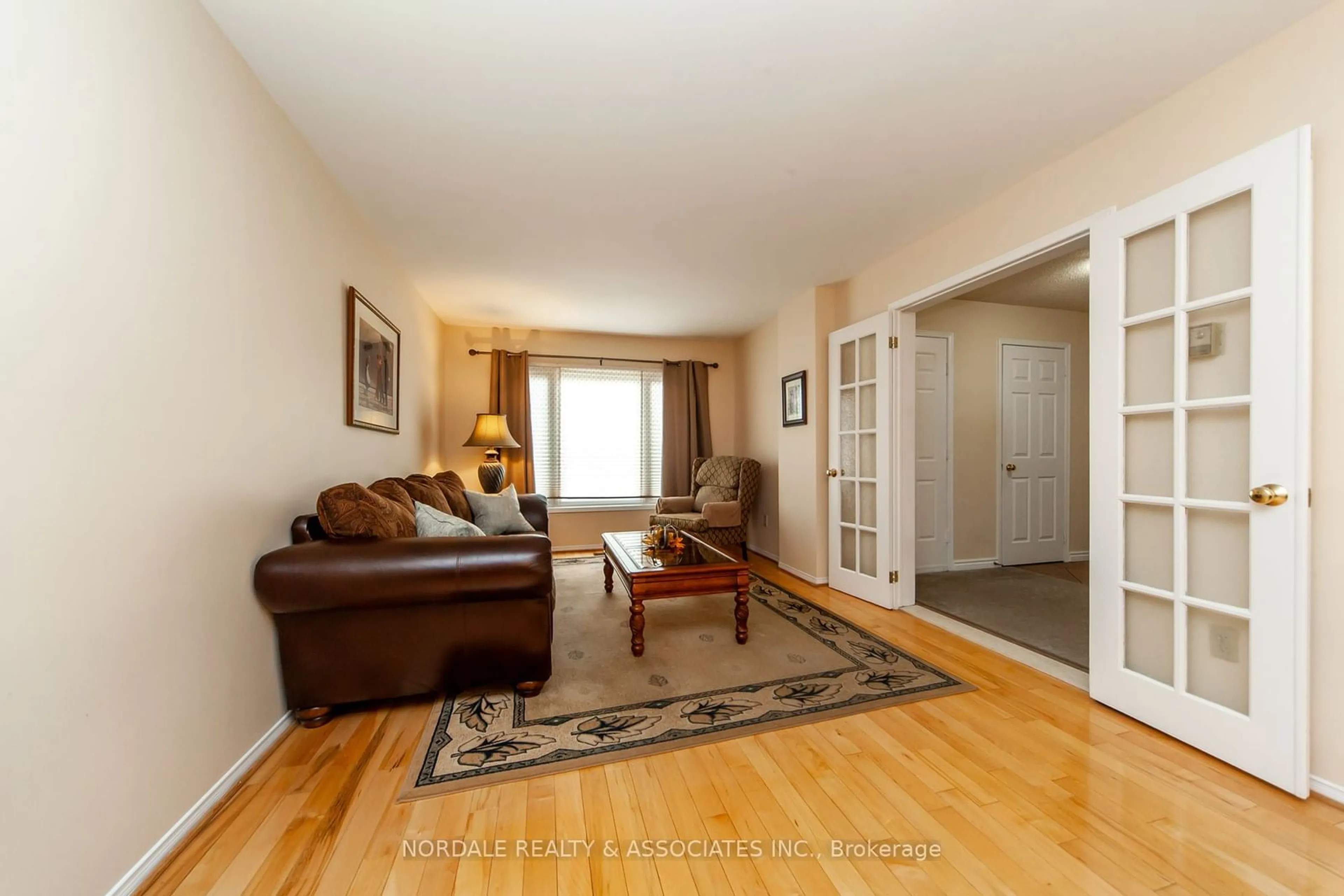 Living room, wood floors for 4485 Weymouth Commons Cres, Mississauga Ontario L5R 1P5