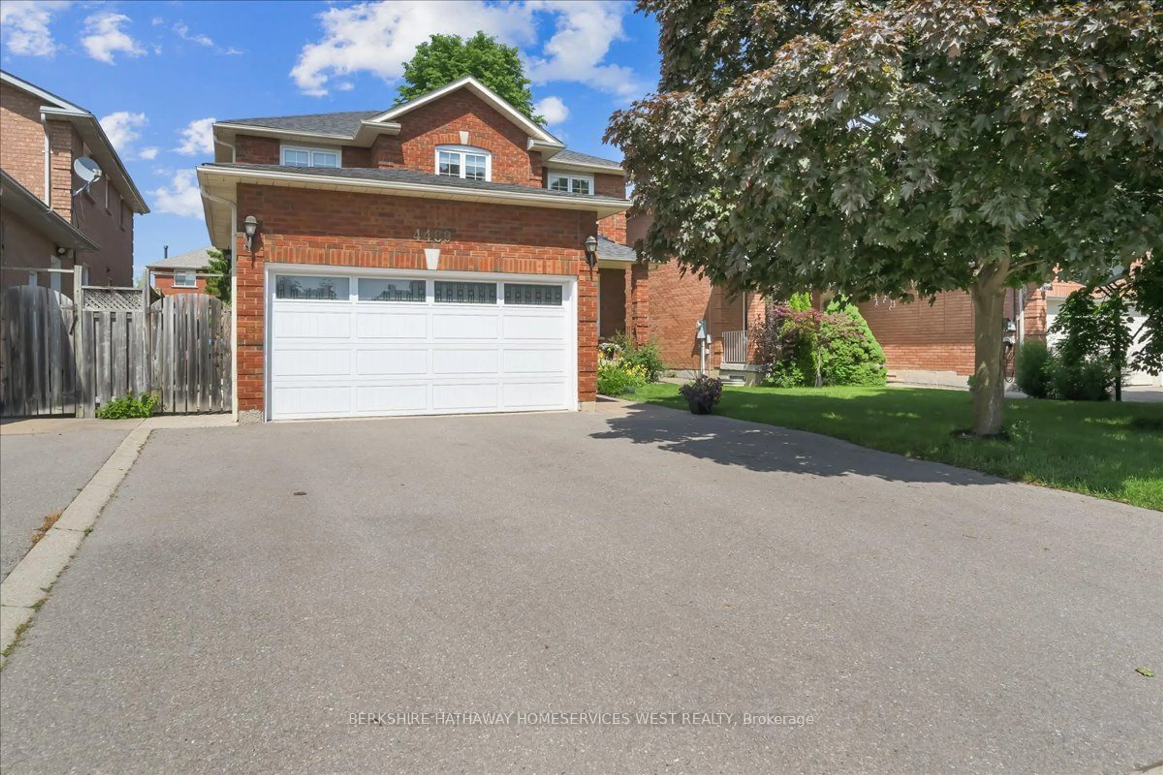 Home with brick exterior material for 4489 Stonemill Crt, Mississauga Ontario L5V 1E5