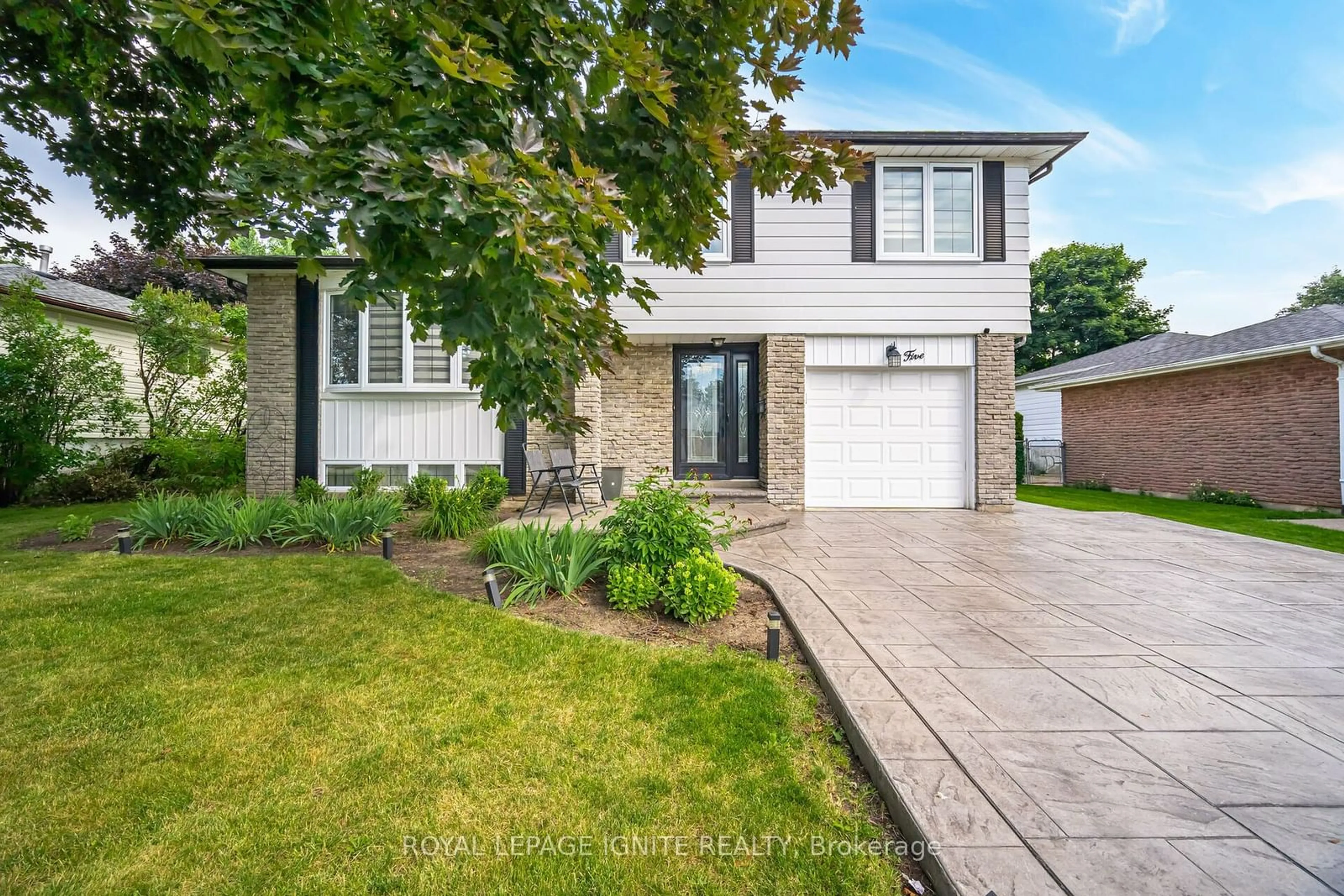 Frontside or backside of a home, cottage for 5 Gondola Cres, Brampton Ontario L6S 1W5