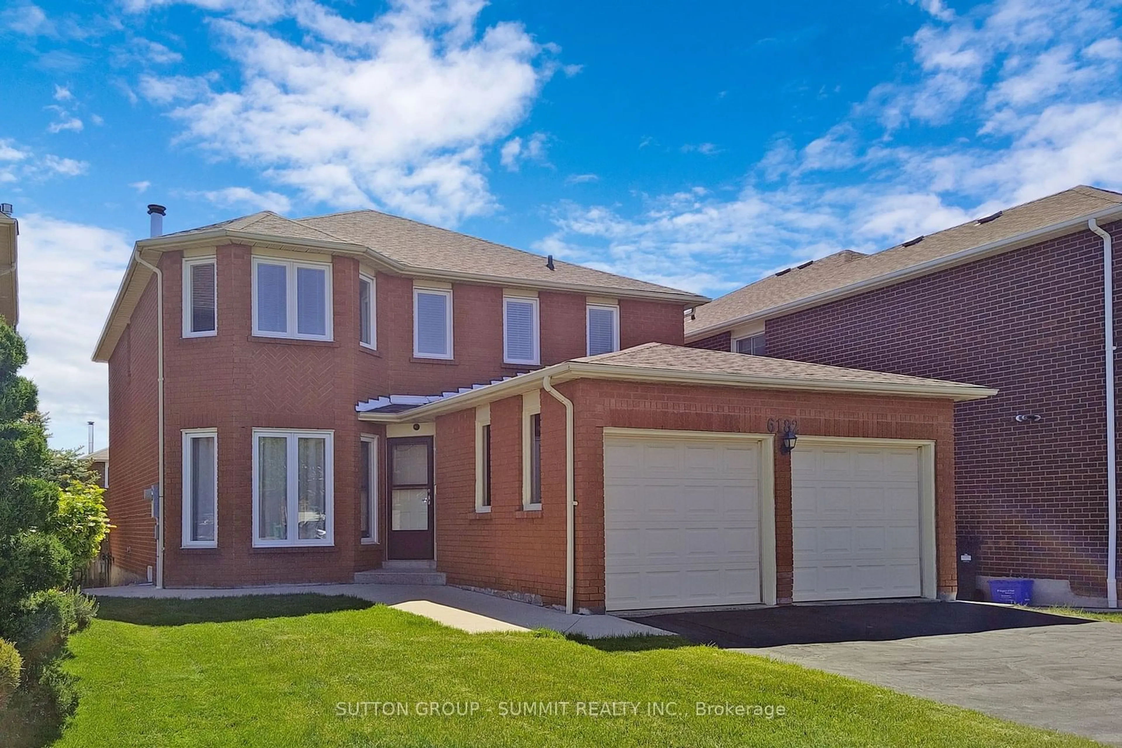 Frontside or backside of a home, the street view for 6182 SILKEN LAUMANN Way, Mississauga Ontario L5V 1A3