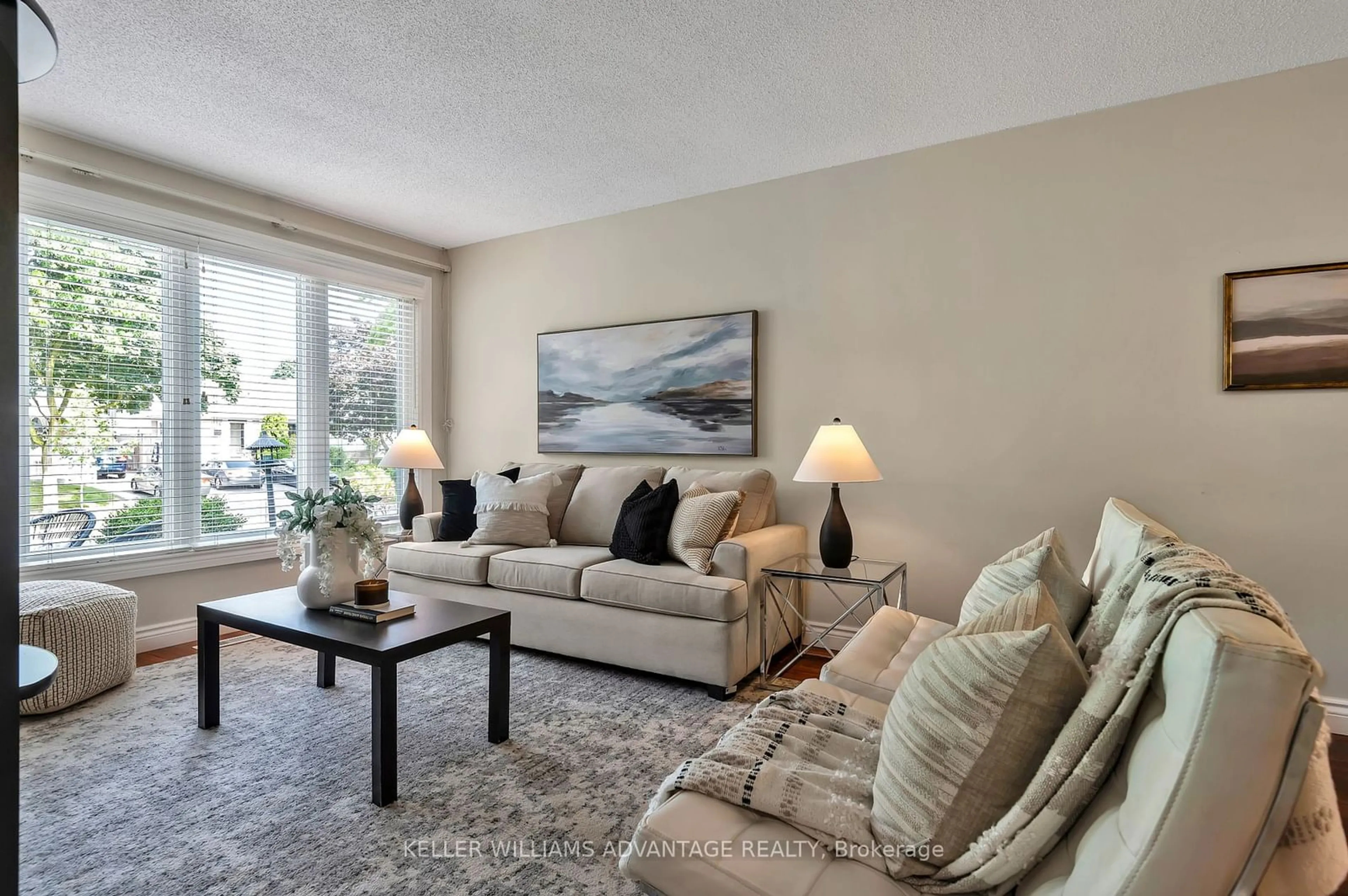 Living room for 1710 Blackbird Dr, Mississauga Ontario L4X 1M8