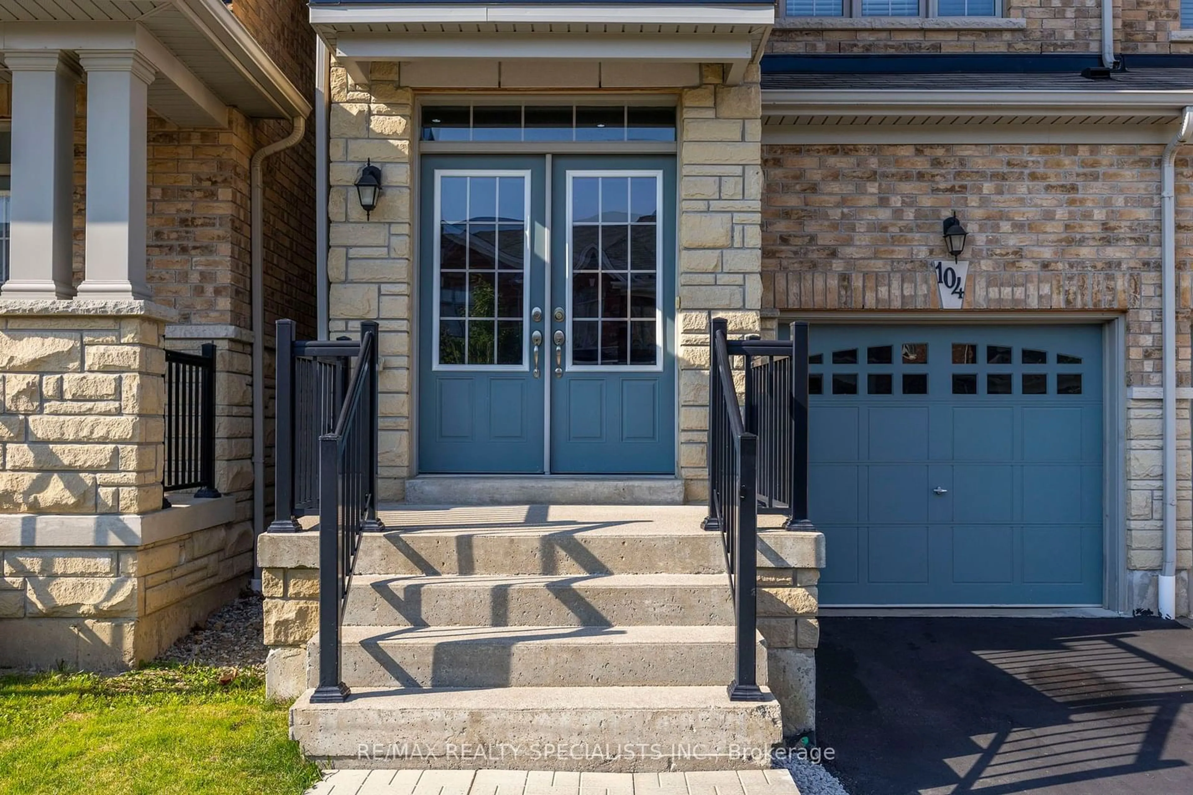 Indoor entryway for 104 Little Britain Cres, Brampton Ontario L6Y 0C3