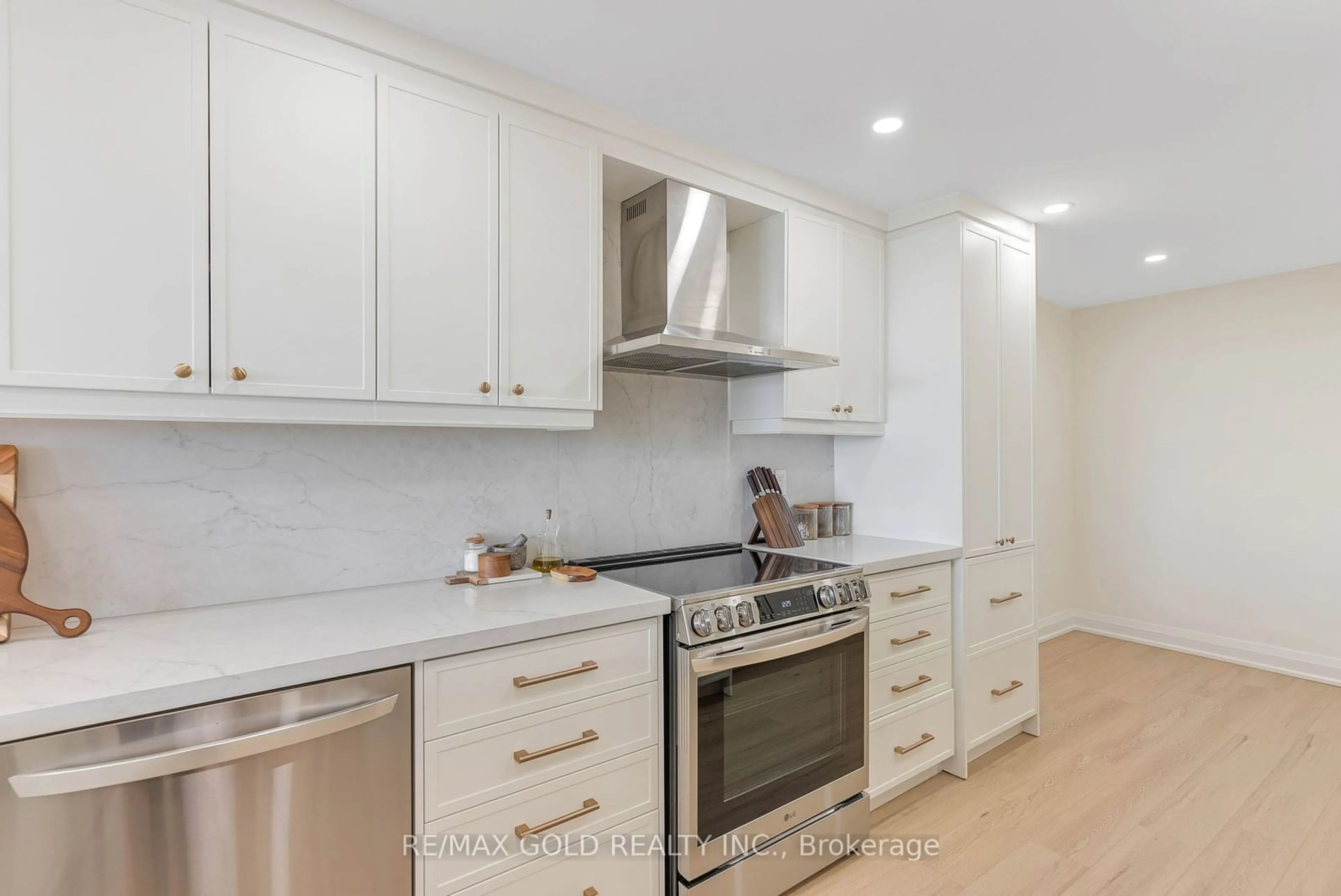 Standard kitchen for 236 Albion Rd #1812, Toronto Ontario M9W 6A6