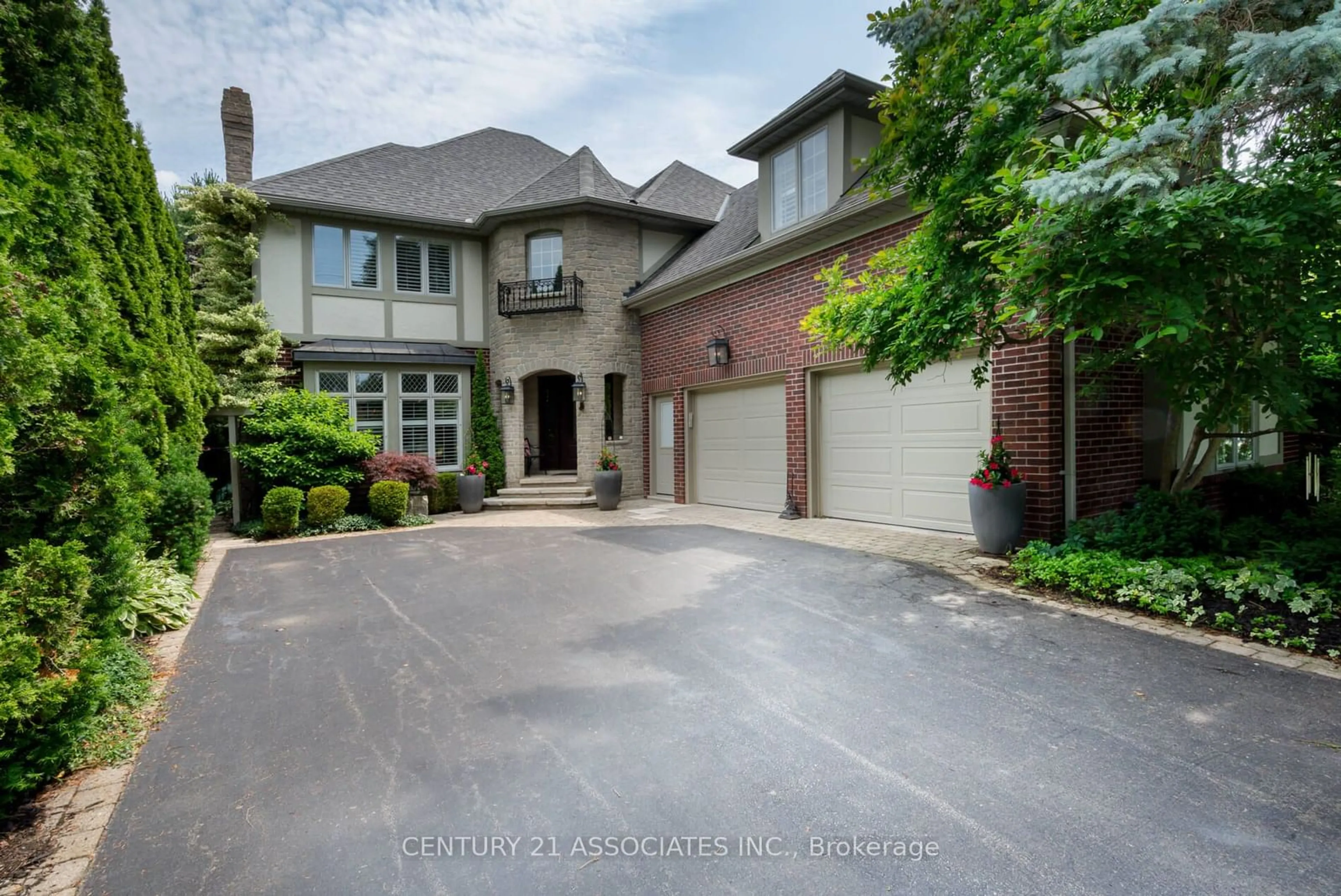 Frontside or backside of a home, the street view for 2523 Robinson St, Mississauga Ontario L5C 2P2