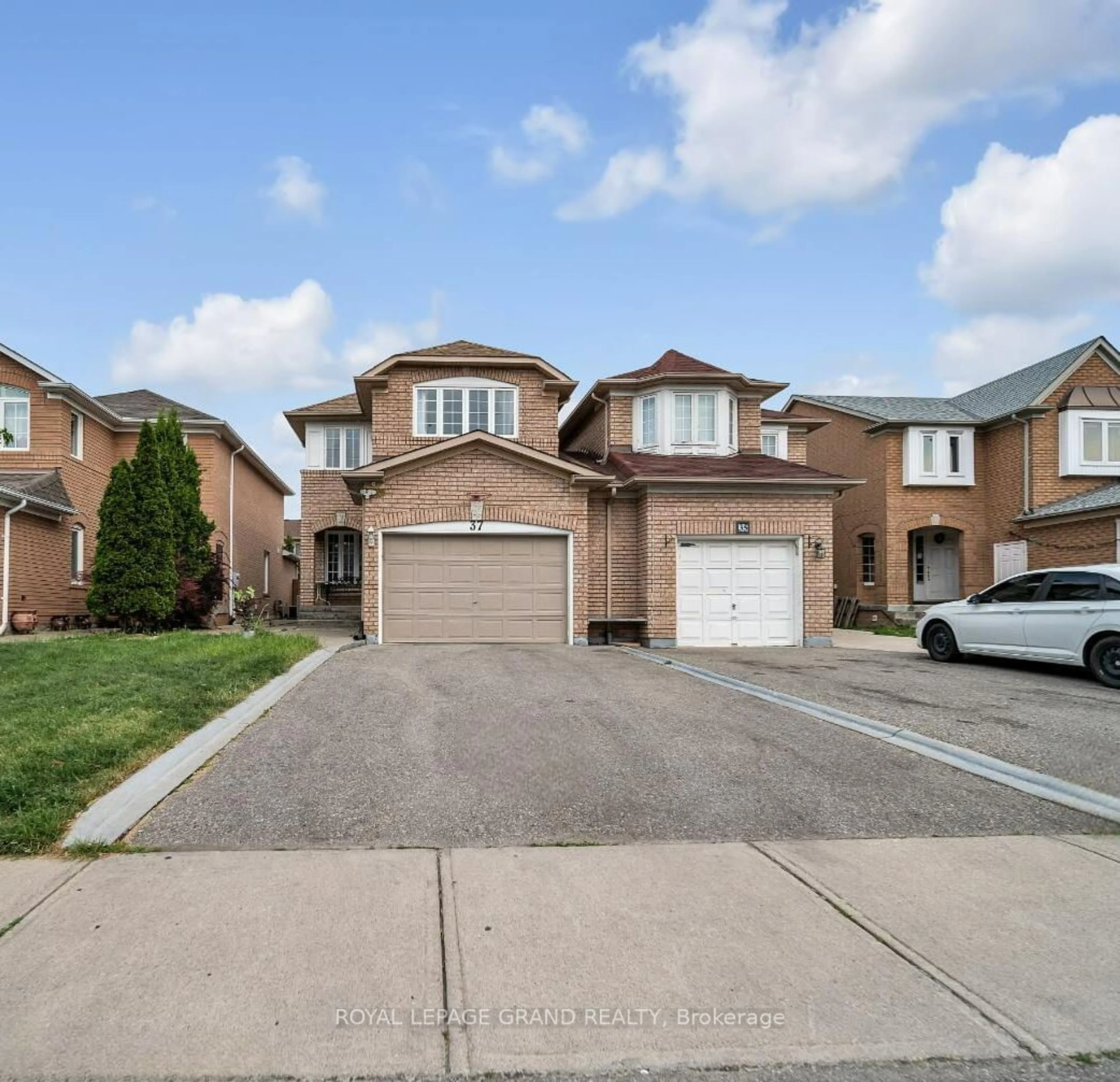 Frontside or backside of a home for 37 Fiddleneck Cres, Brampton Ontario L6R 1R3