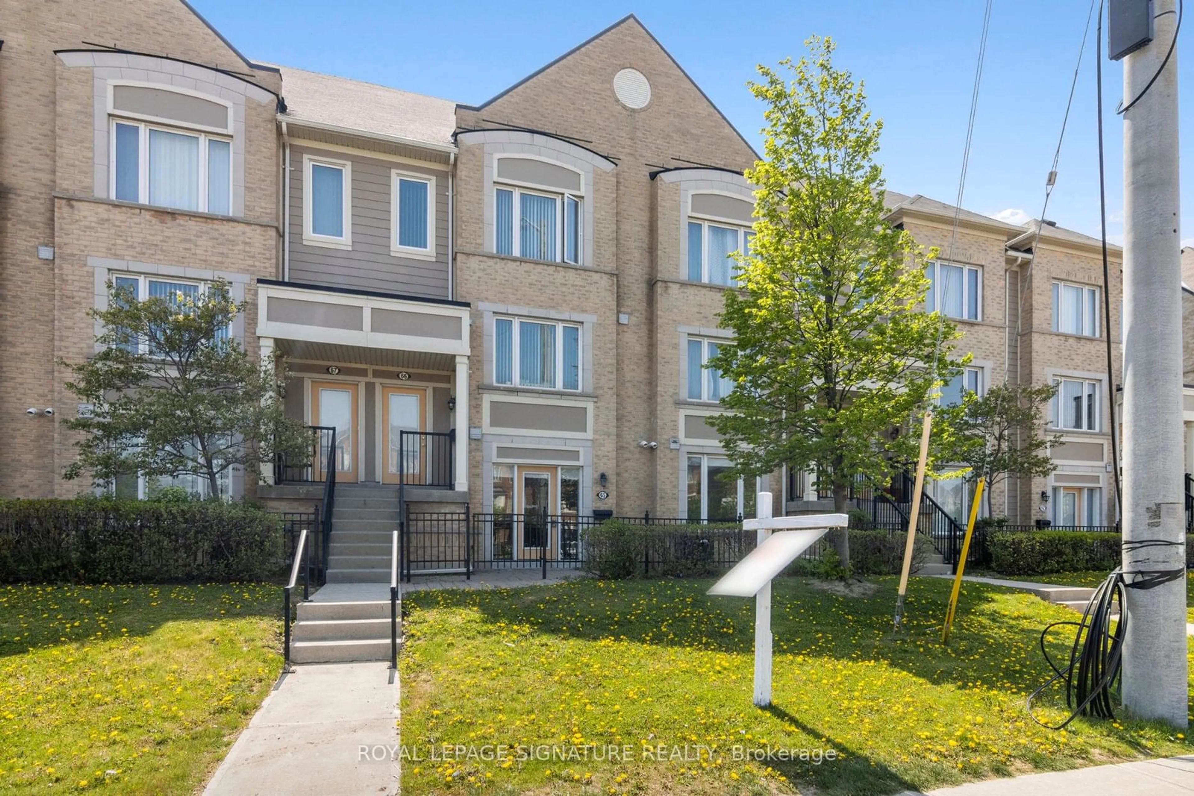 A pic from exterior of the house or condo for 60 Fairwood Circ #65, Brampton Ontario L6R 0Y6