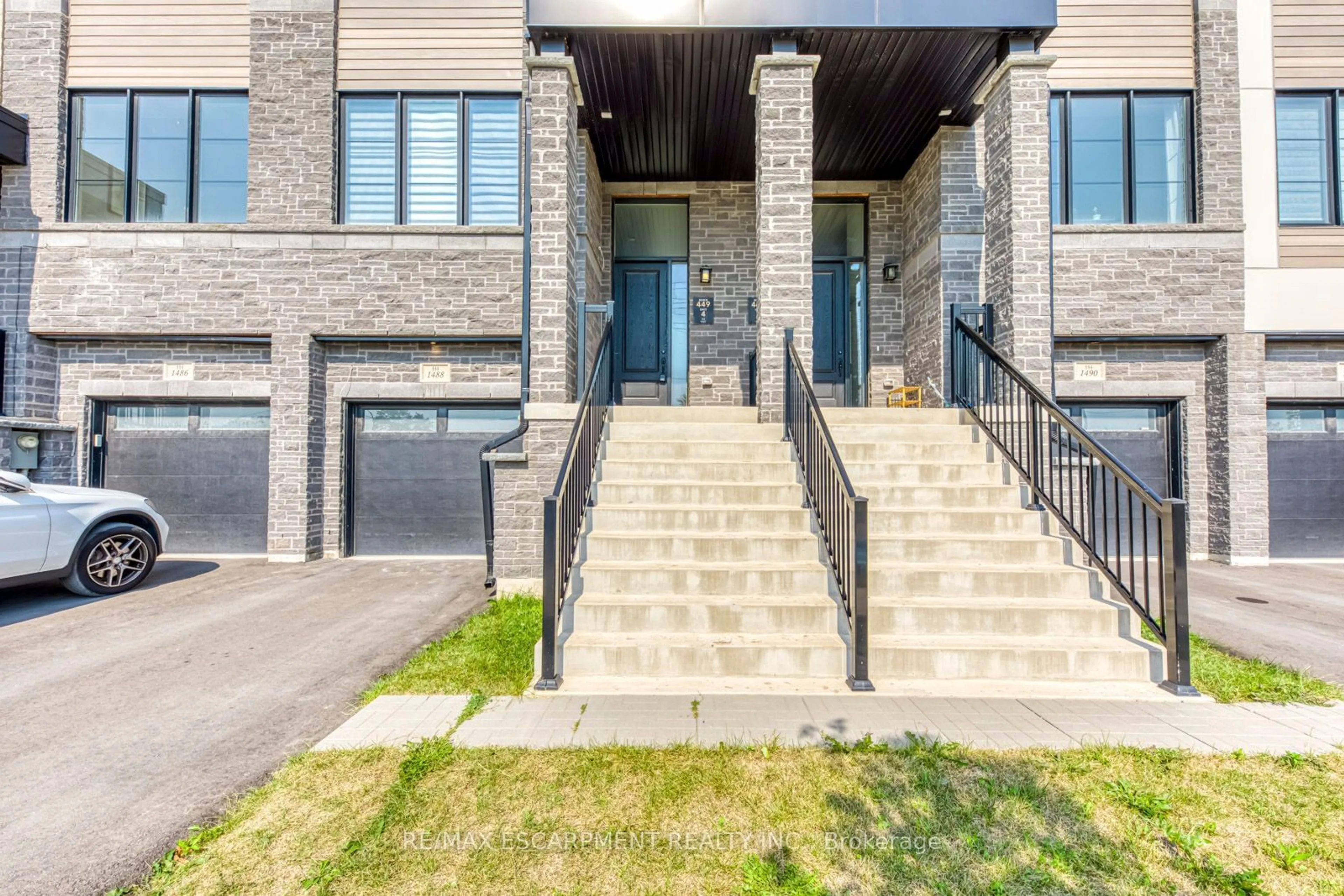 A pic from exterior of the house or condo for 1488 Yellow Rose Circ, Oakville Ontario L6M 5L3