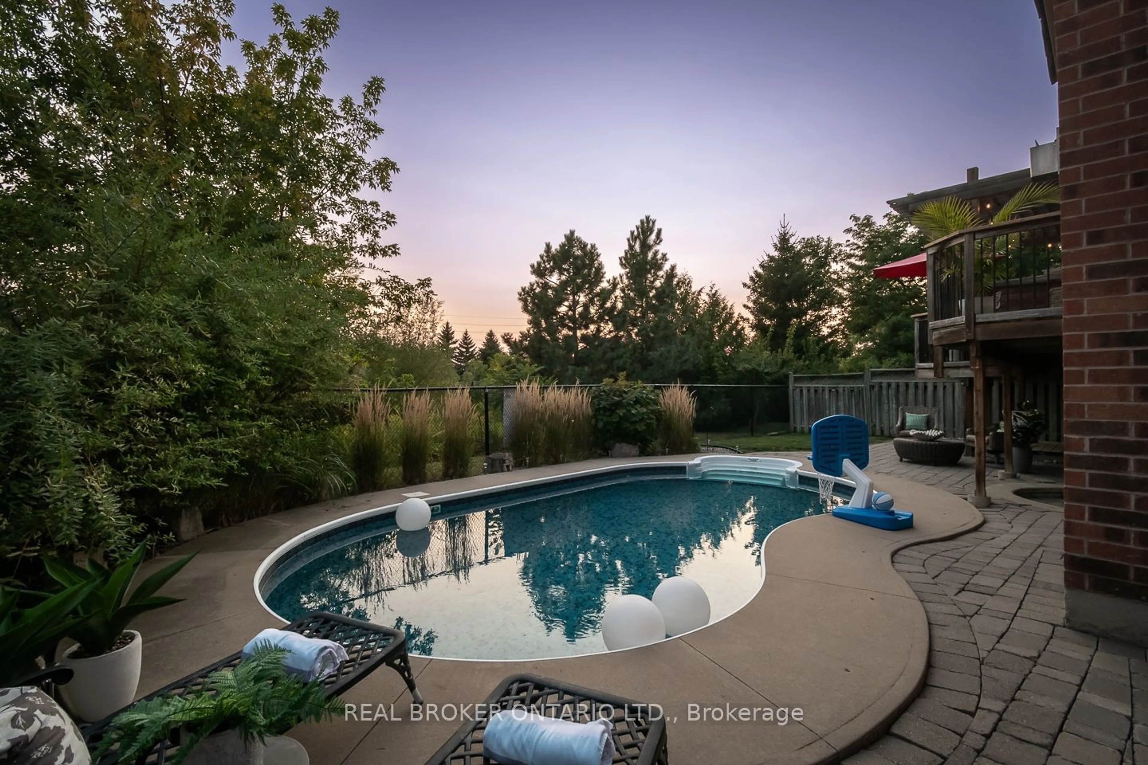 Indoor or outdoor pool for 896 Hollinrake Cres, Milton Ontario L9T 5T8