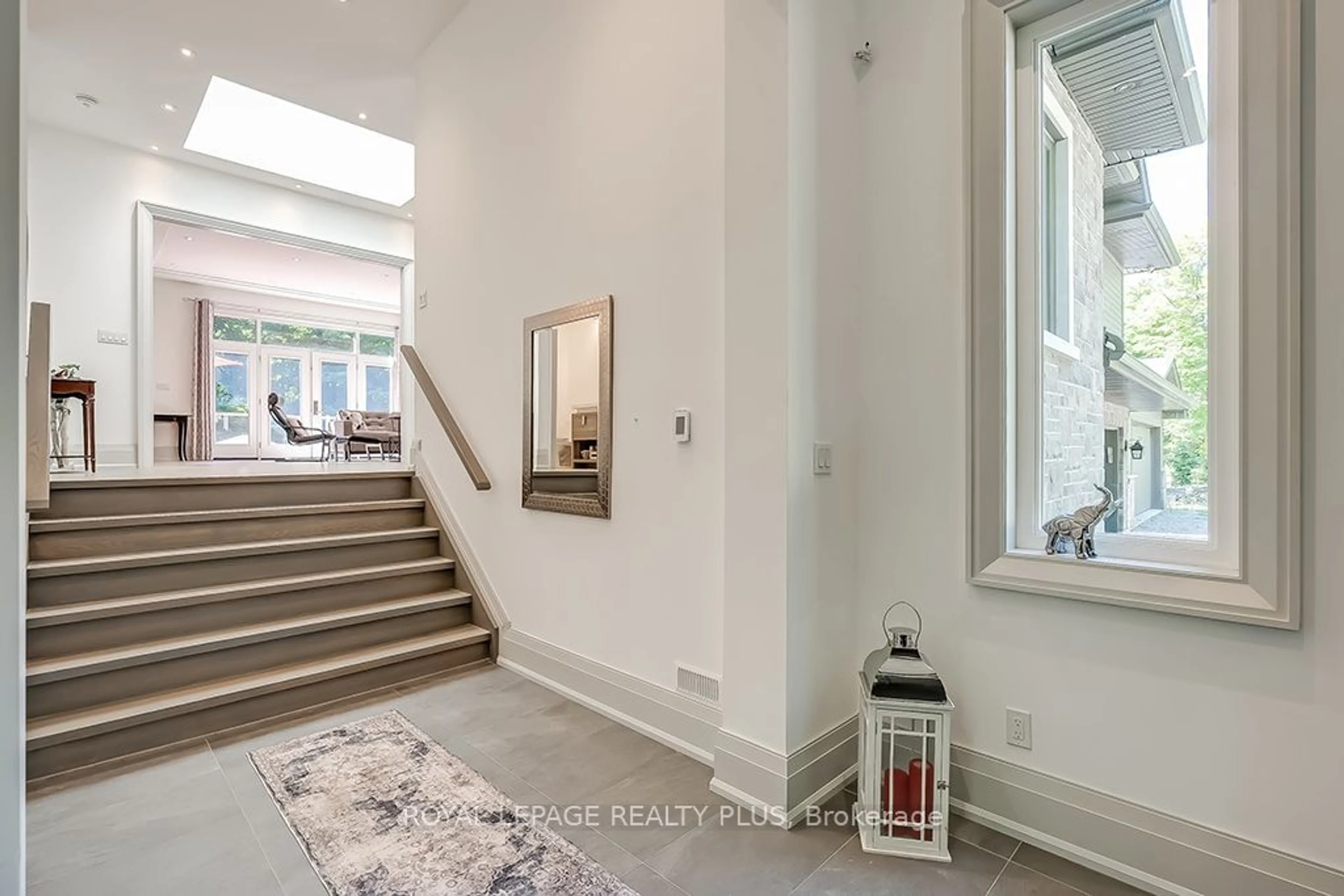 Indoor foyer, cement floor for 3136 Limestone Rd, Milton Ontario L0P 1B0