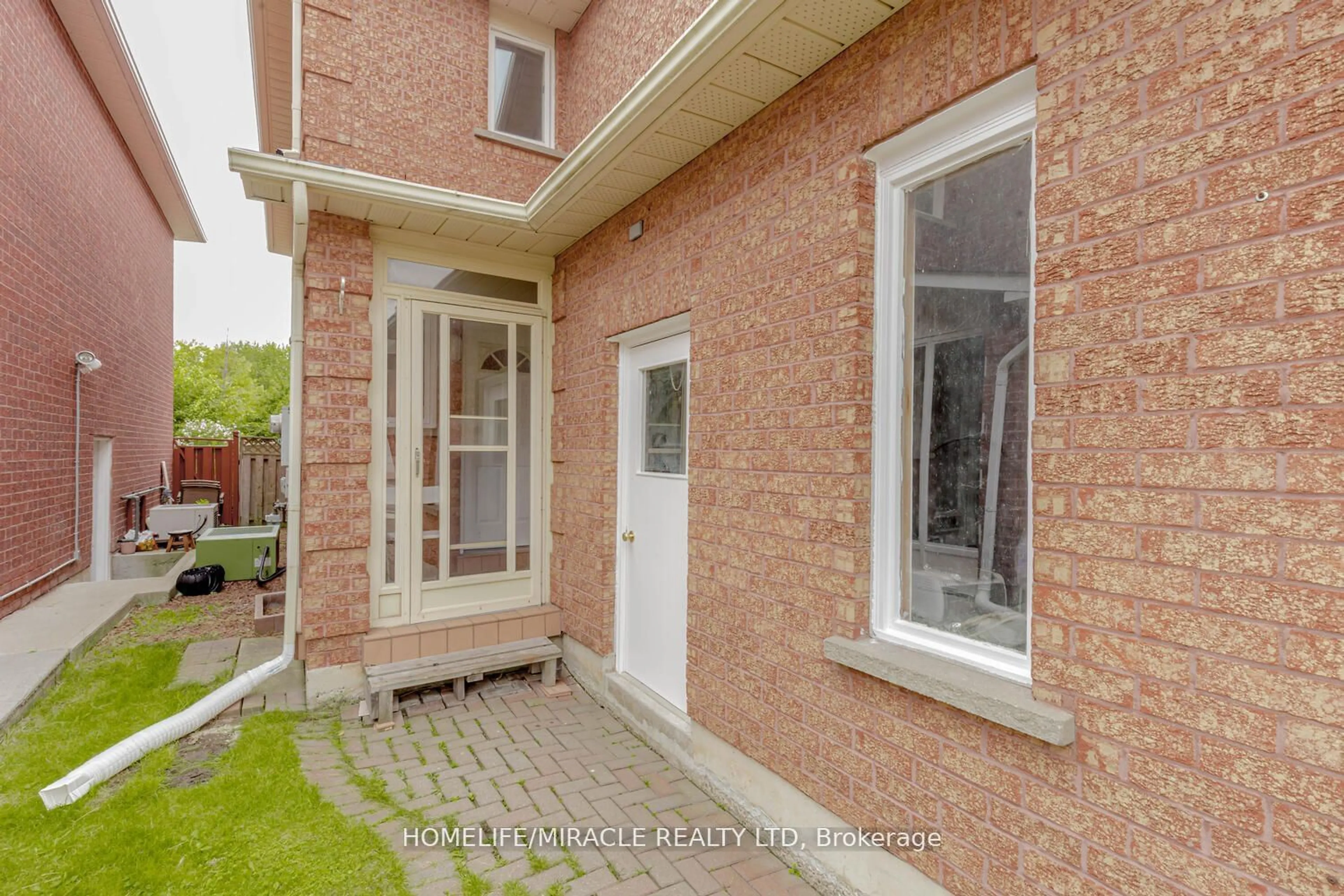 Home with brick exterior material for 37 Candy Cres, Brampton Ontario L6X 3Z7