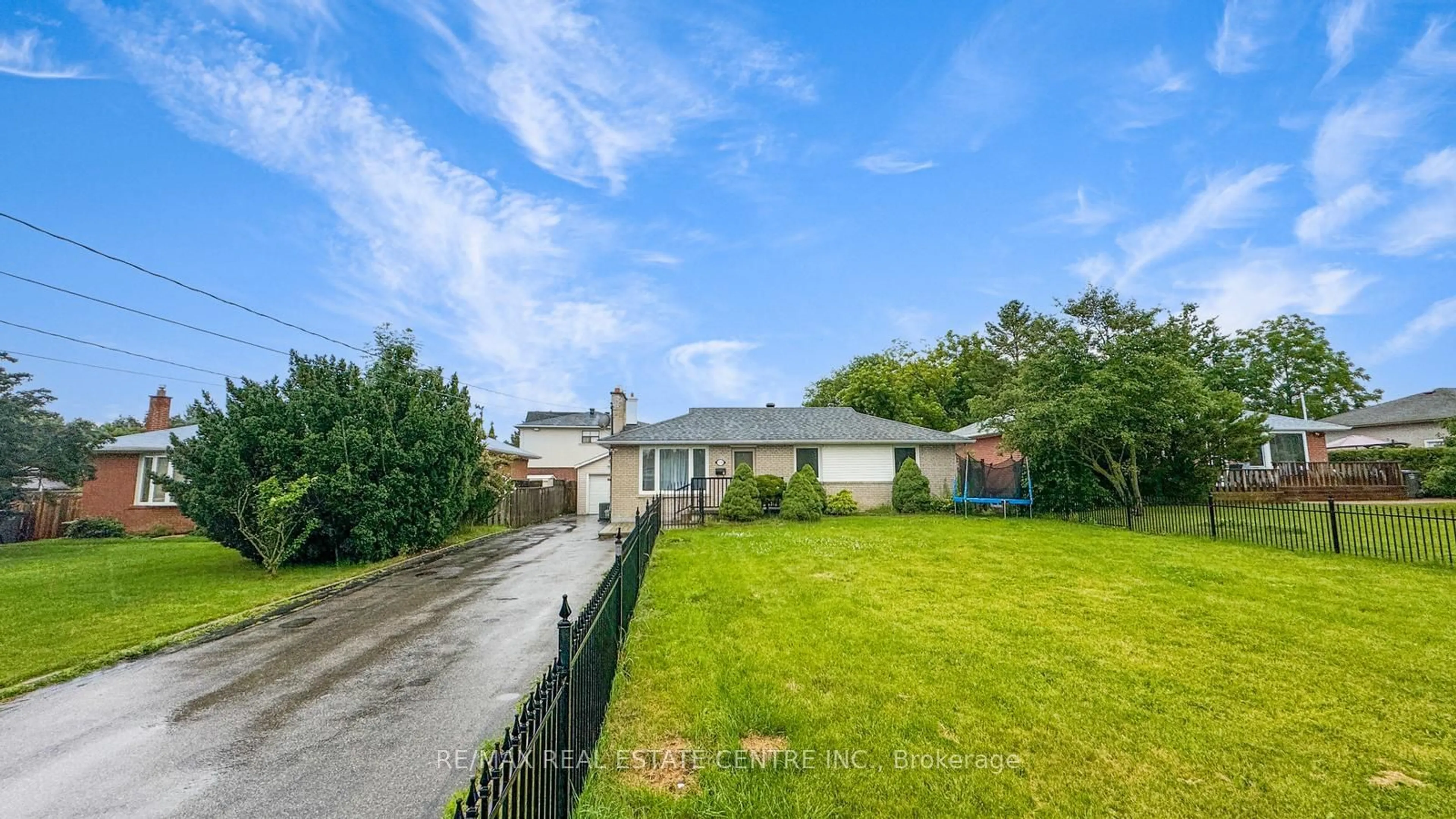 Frontside or backside of a home, the fenced backyard for 2518 Stillmeadow Rd, Mississauga Ontario L5B 1X7