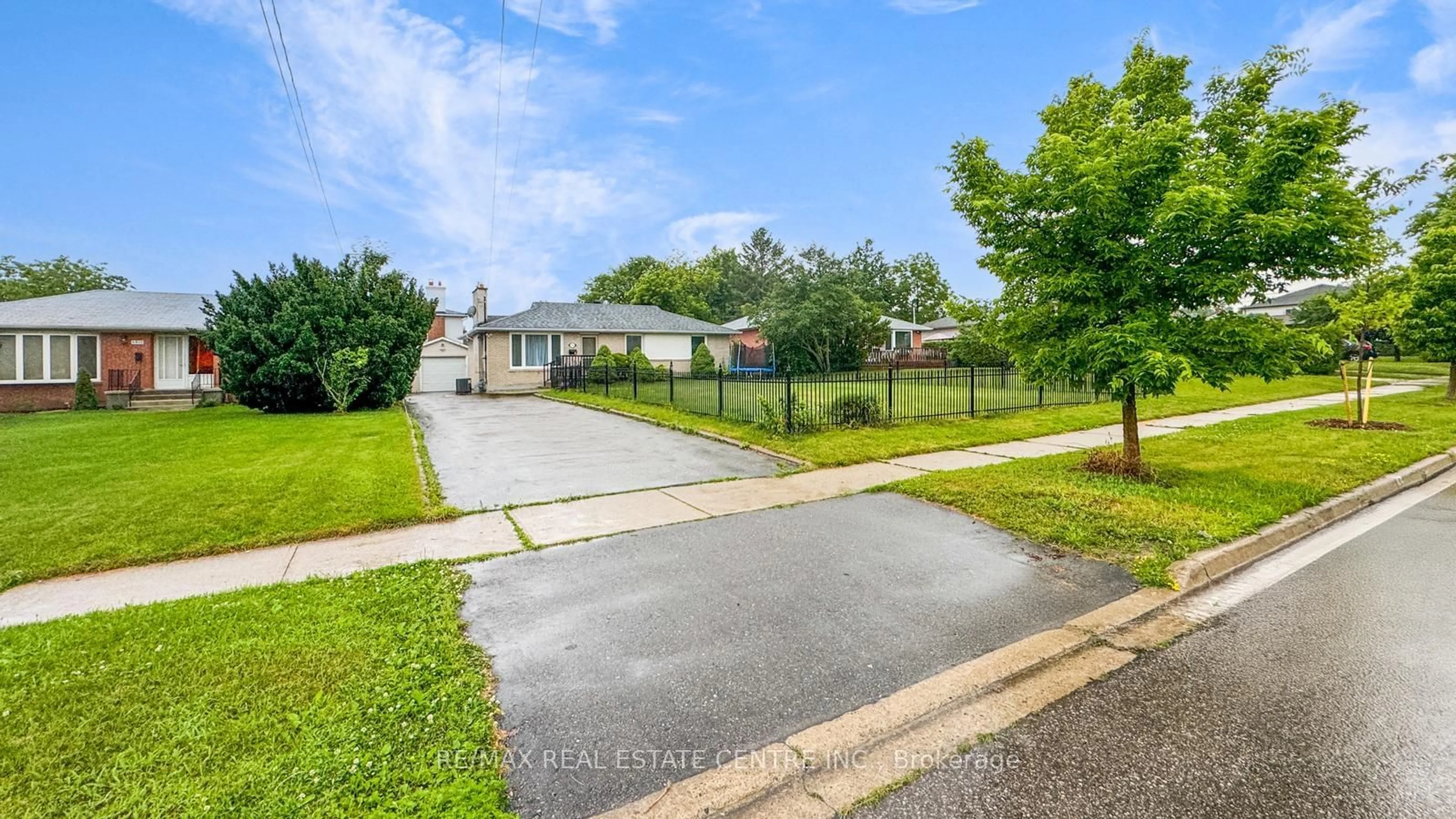 Frontside or backside of a home, the fenced backyard for 2518 Stillmeadow Rd, Mississauga Ontario L5B 1X7