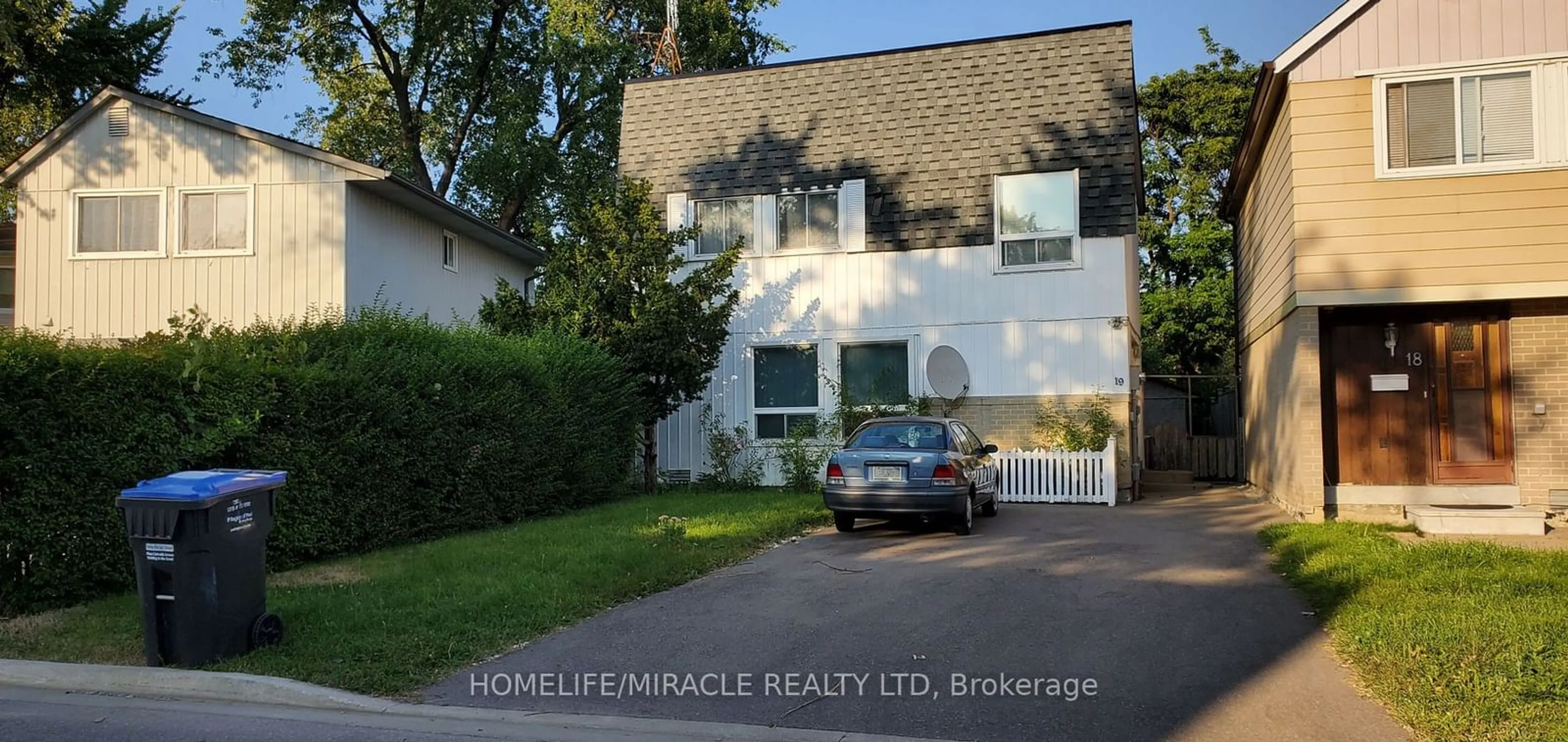 A pic from exterior of the house or condo, cottage for 19 Haley Crt, Brampton Ontario L6S 1N6