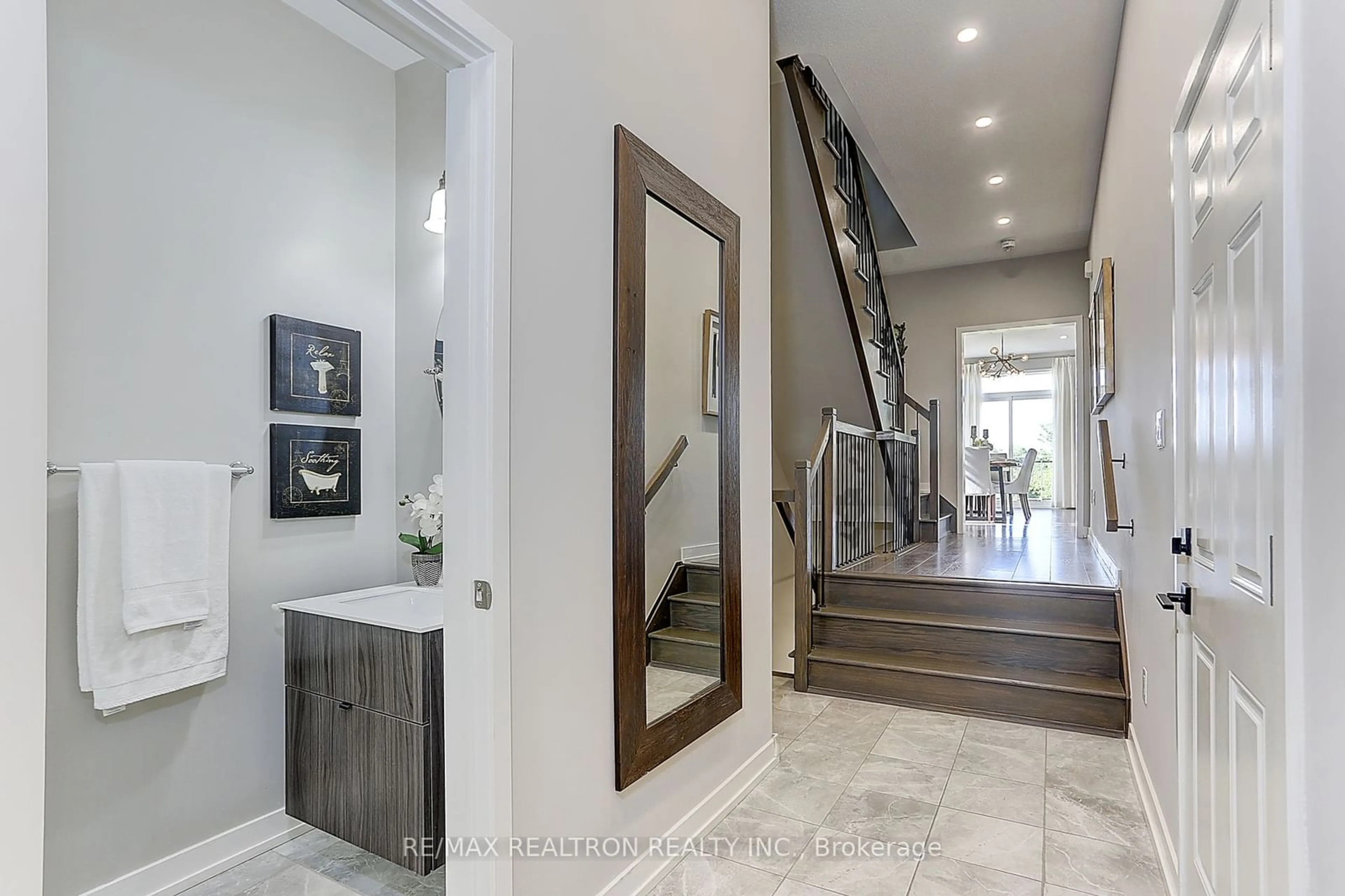 Indoor entryway for 203 Fowley Dr, Oakville Ontario L6H 0P3