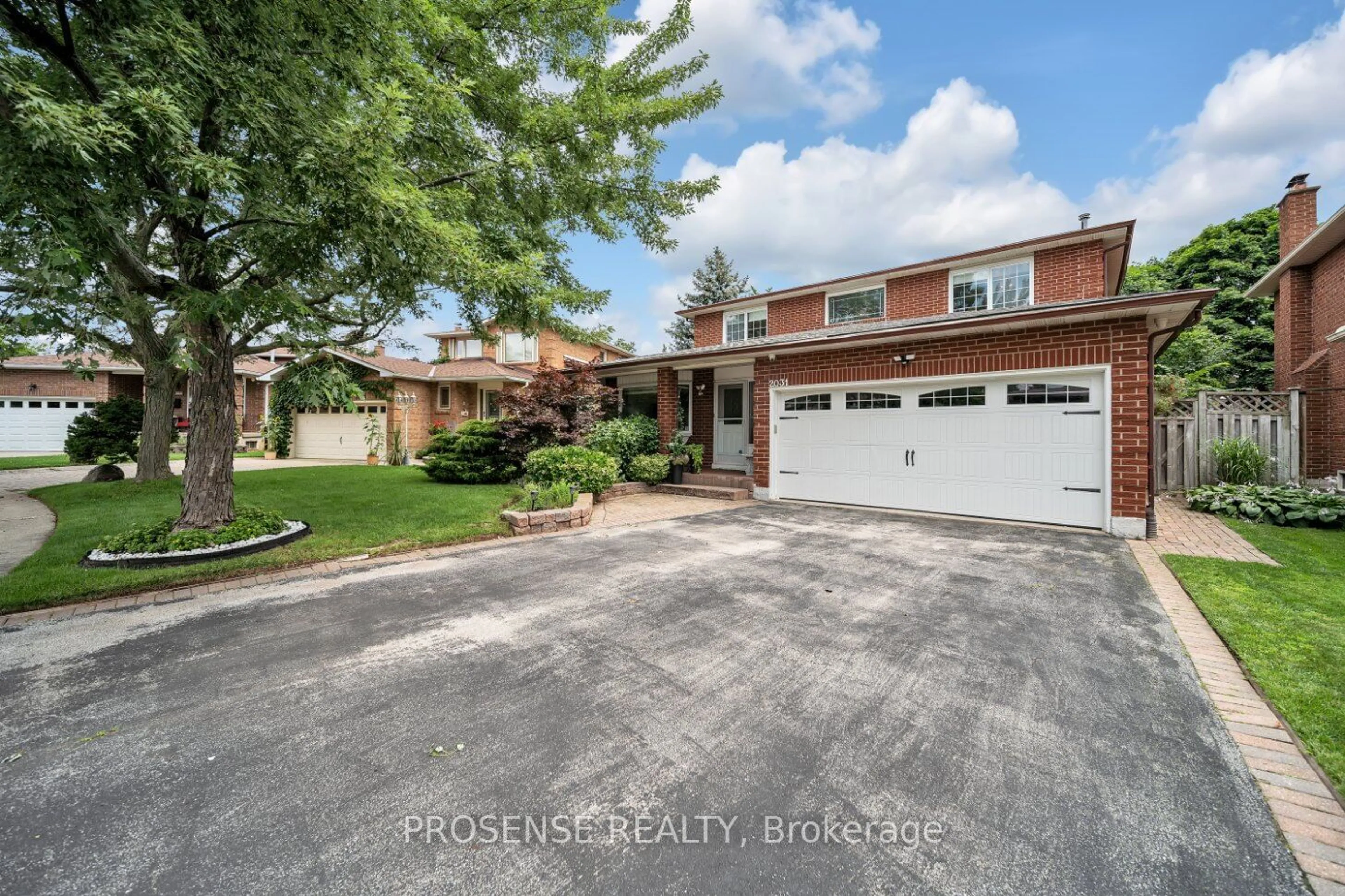 Frontside or backside of a home for 2031 Pen St, Oakville Ontario L6H 3L2