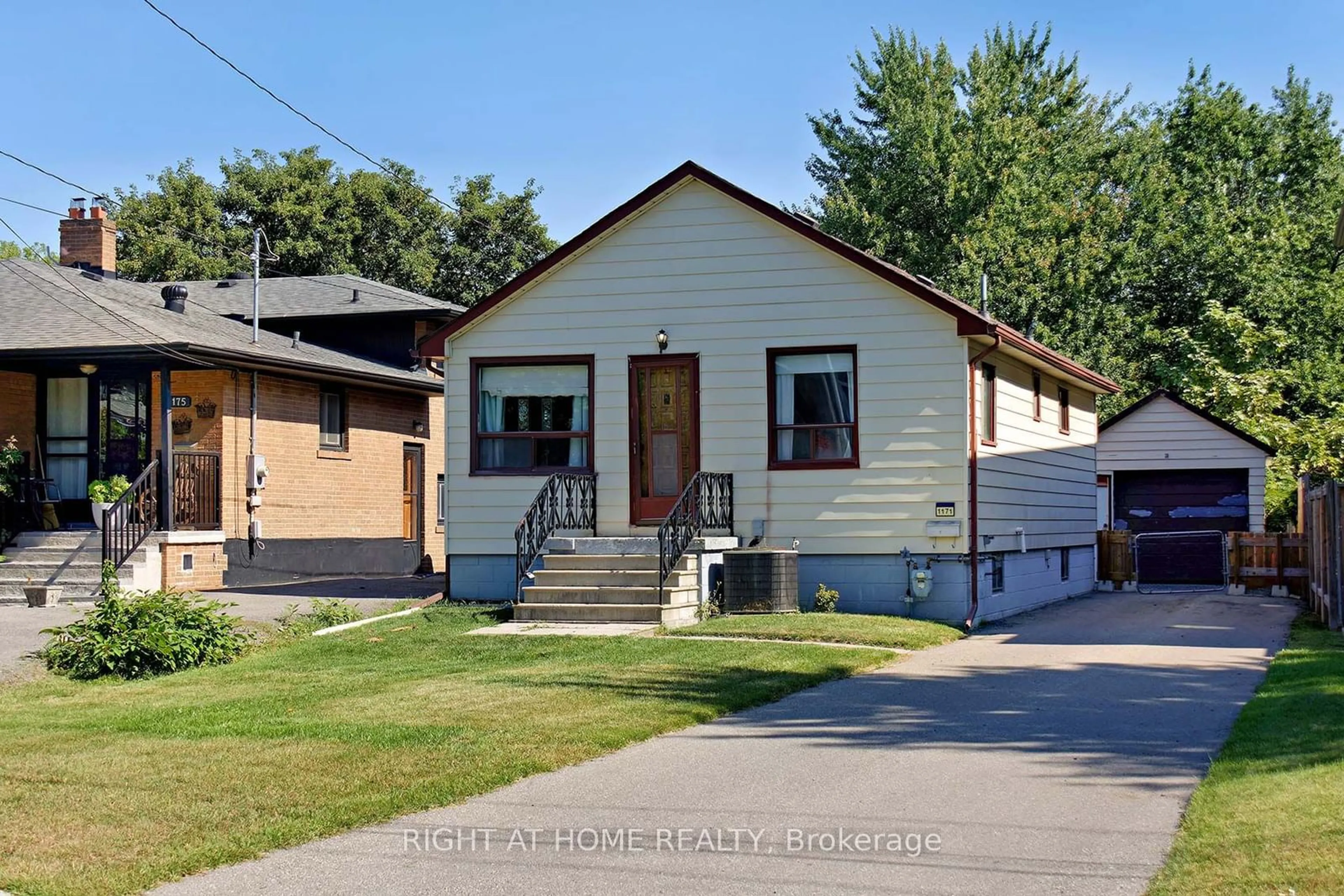 Frontside or backside of a home, the front or back of building for 1171 Northmount Ave, Mississauga Ontario L5E 1X8