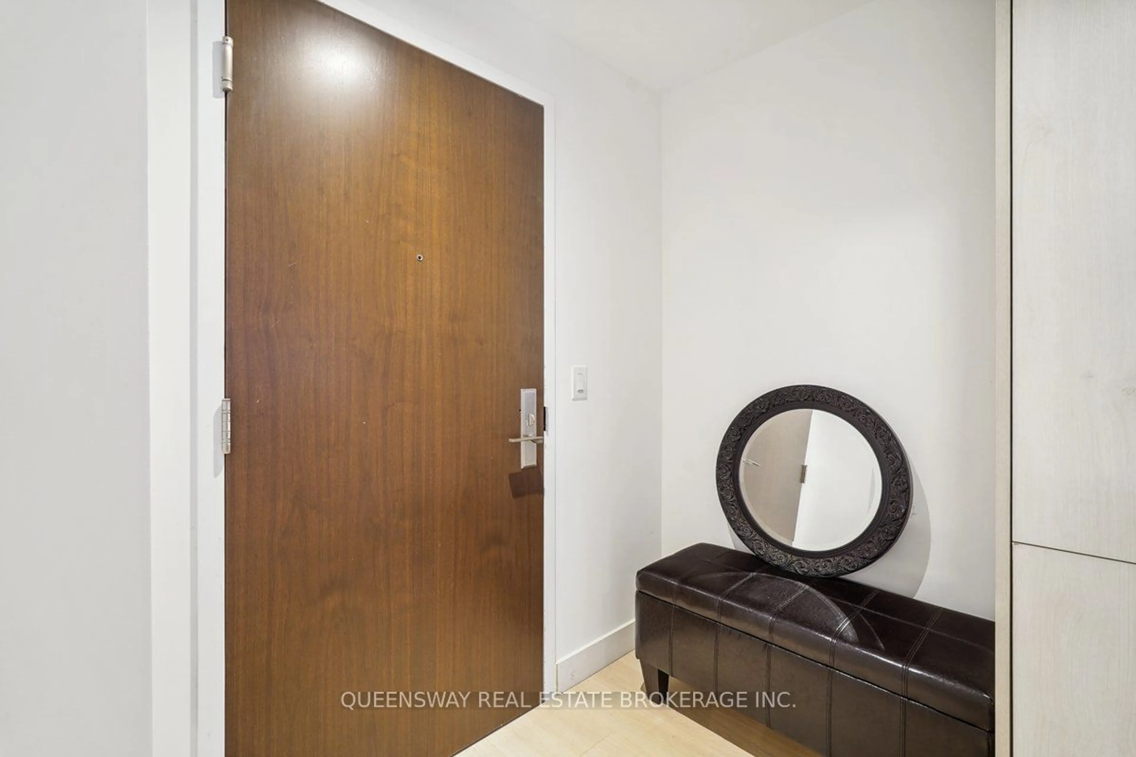 Indoor entryway for 160 Kingsway Cres #307, Toronto Ontario M8X 2S4