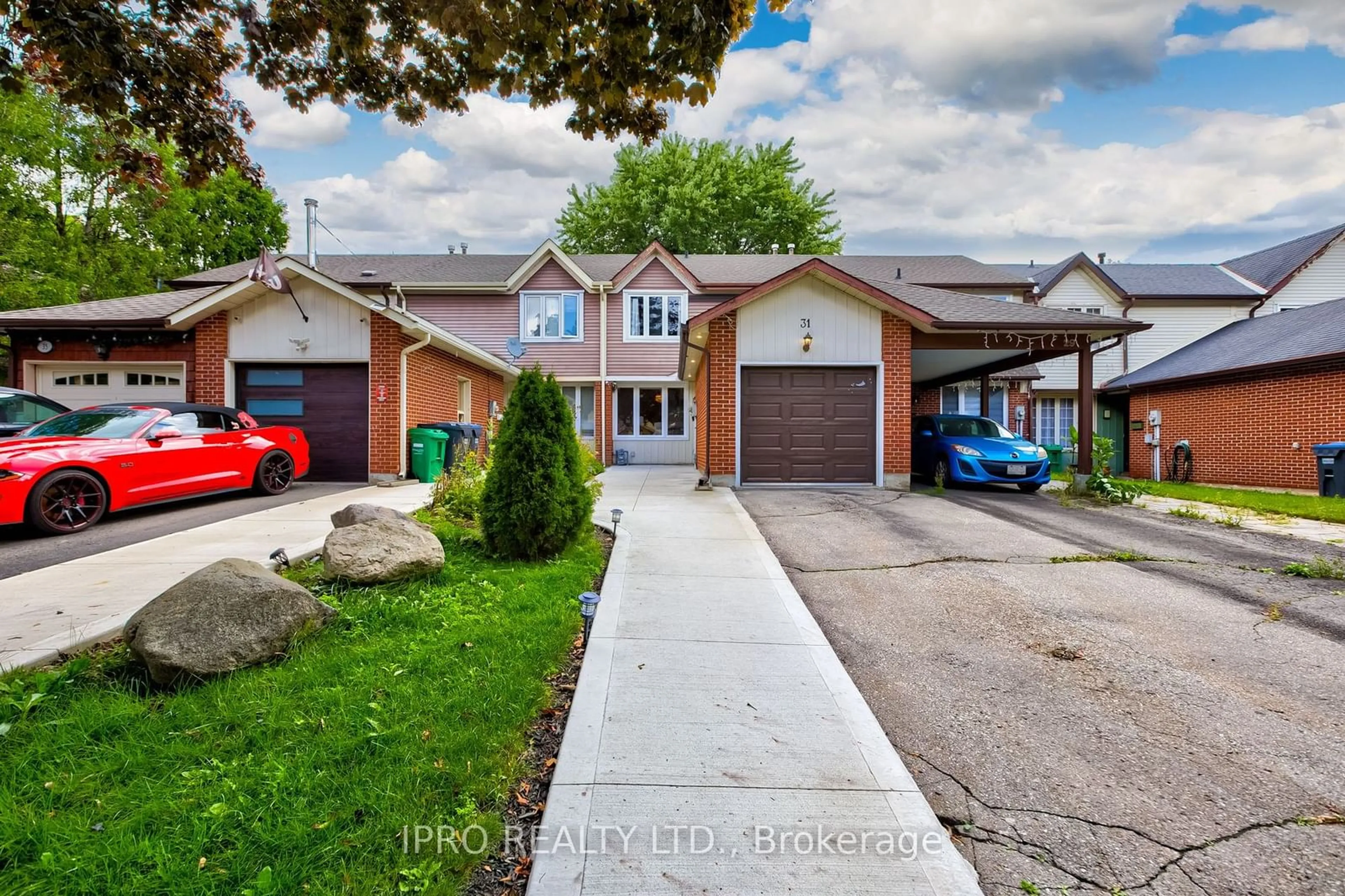 A pic from exterior of the house or condo for 31 Barrington Cres, Brampton Ontario L6Z 1N2