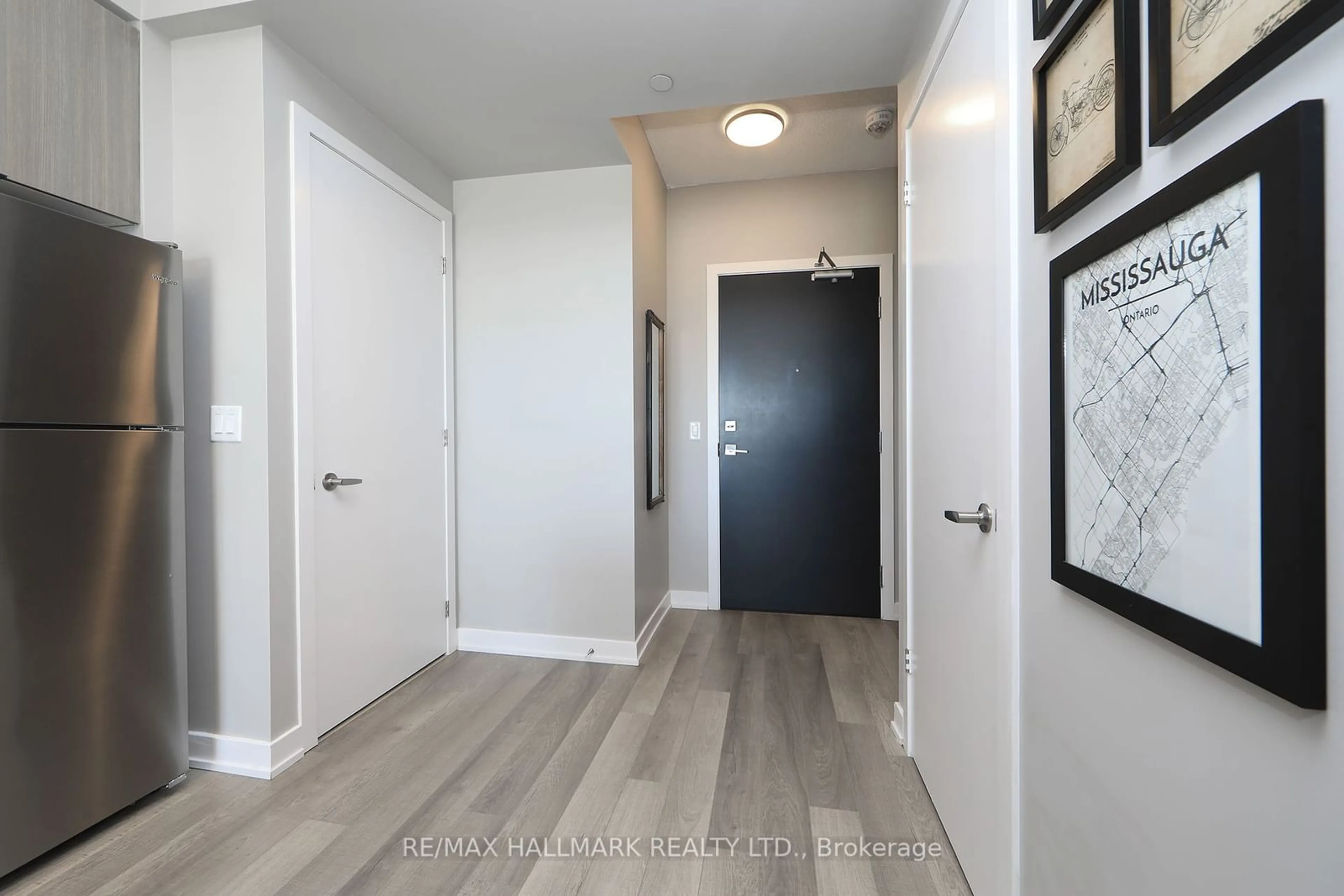 Indoor entryway, wood floors for 5240 Dundas St #B504, Burlington Ontario L7L 0J6