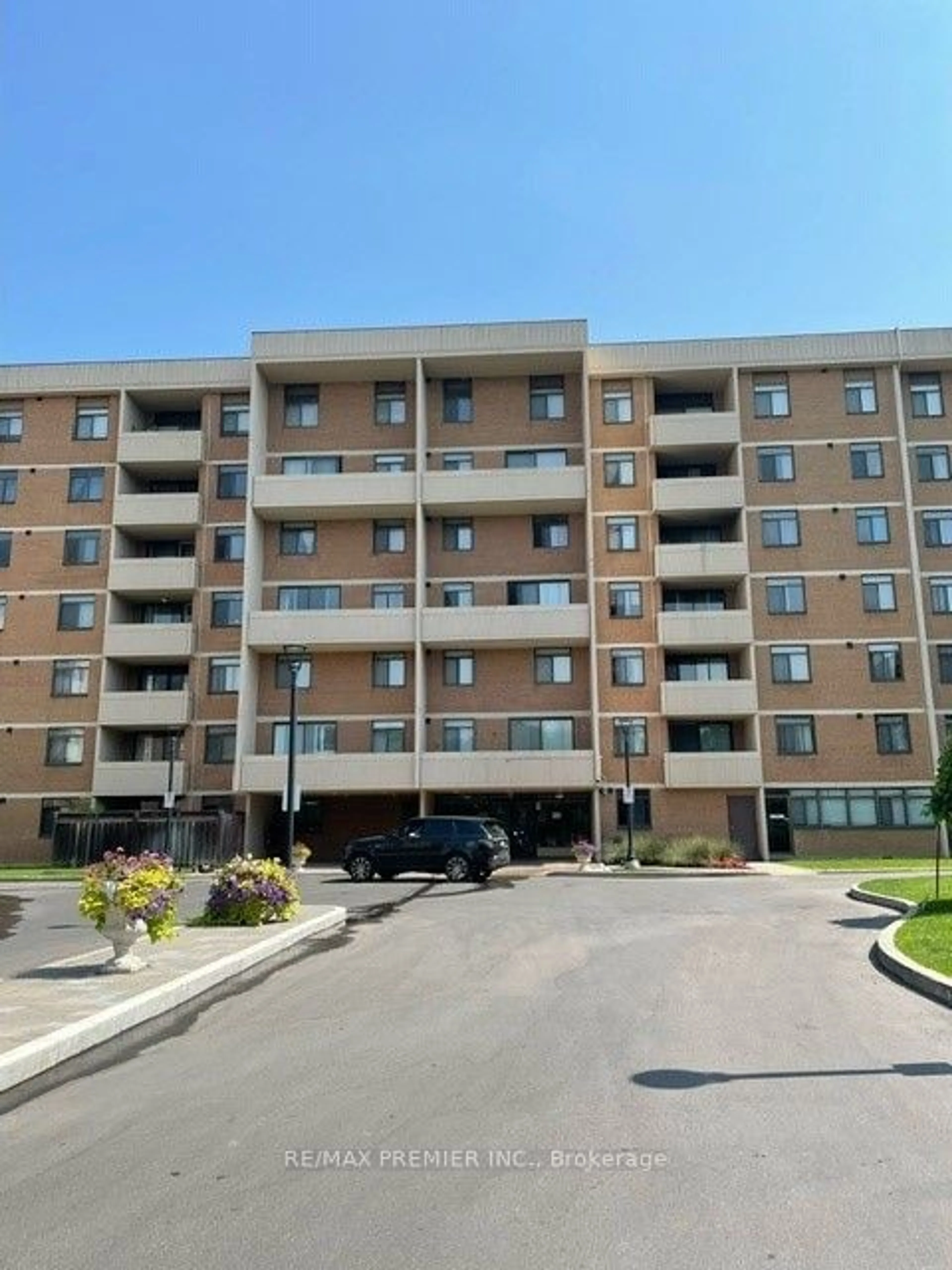 A pic from exterior of the house or condo for 2645 Jane St #520, Toronto Ontario M3L 2J3