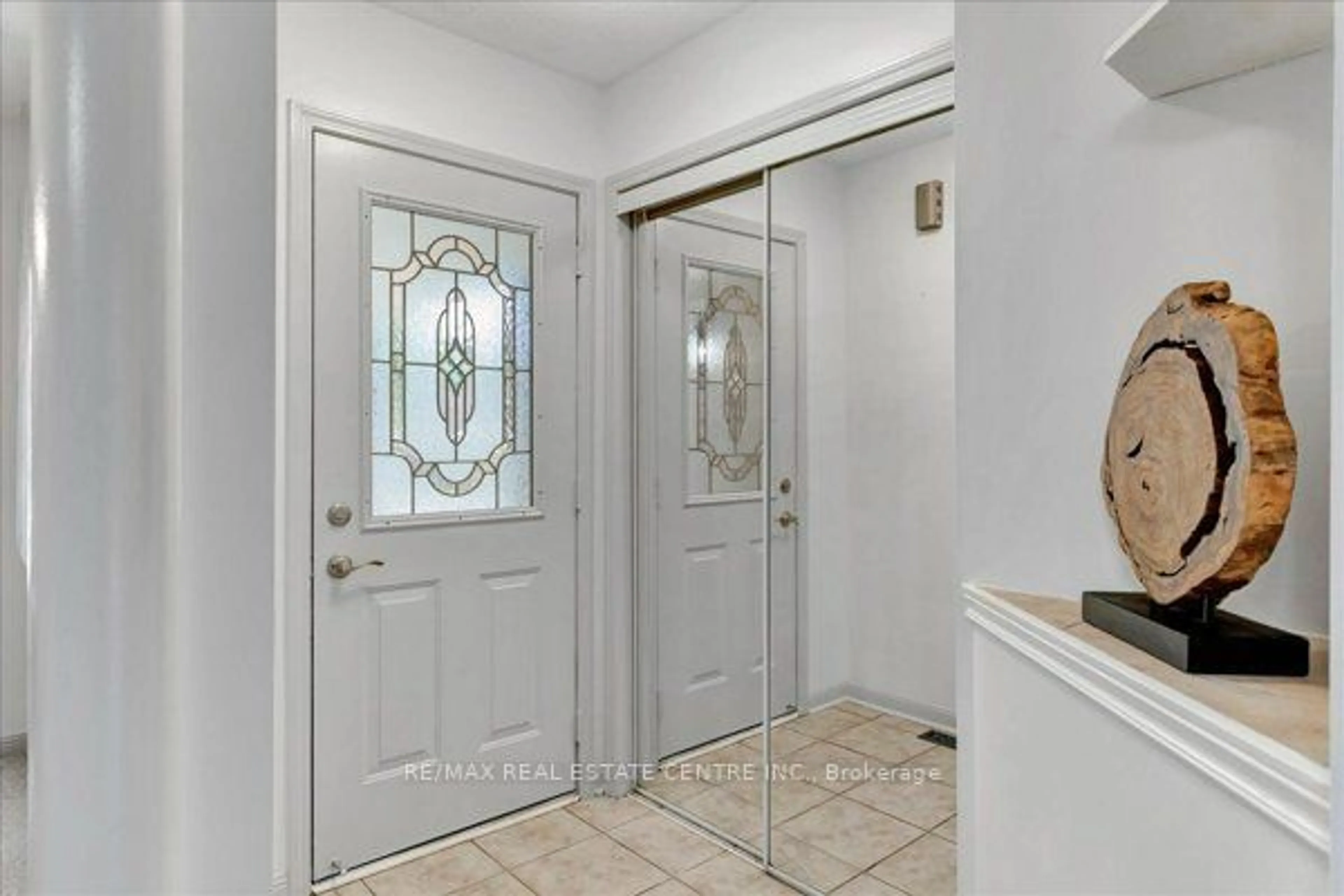 Indoor entryway, not visible floor for 1620 Beaty Tr, Milton Ontario L9T 5M5