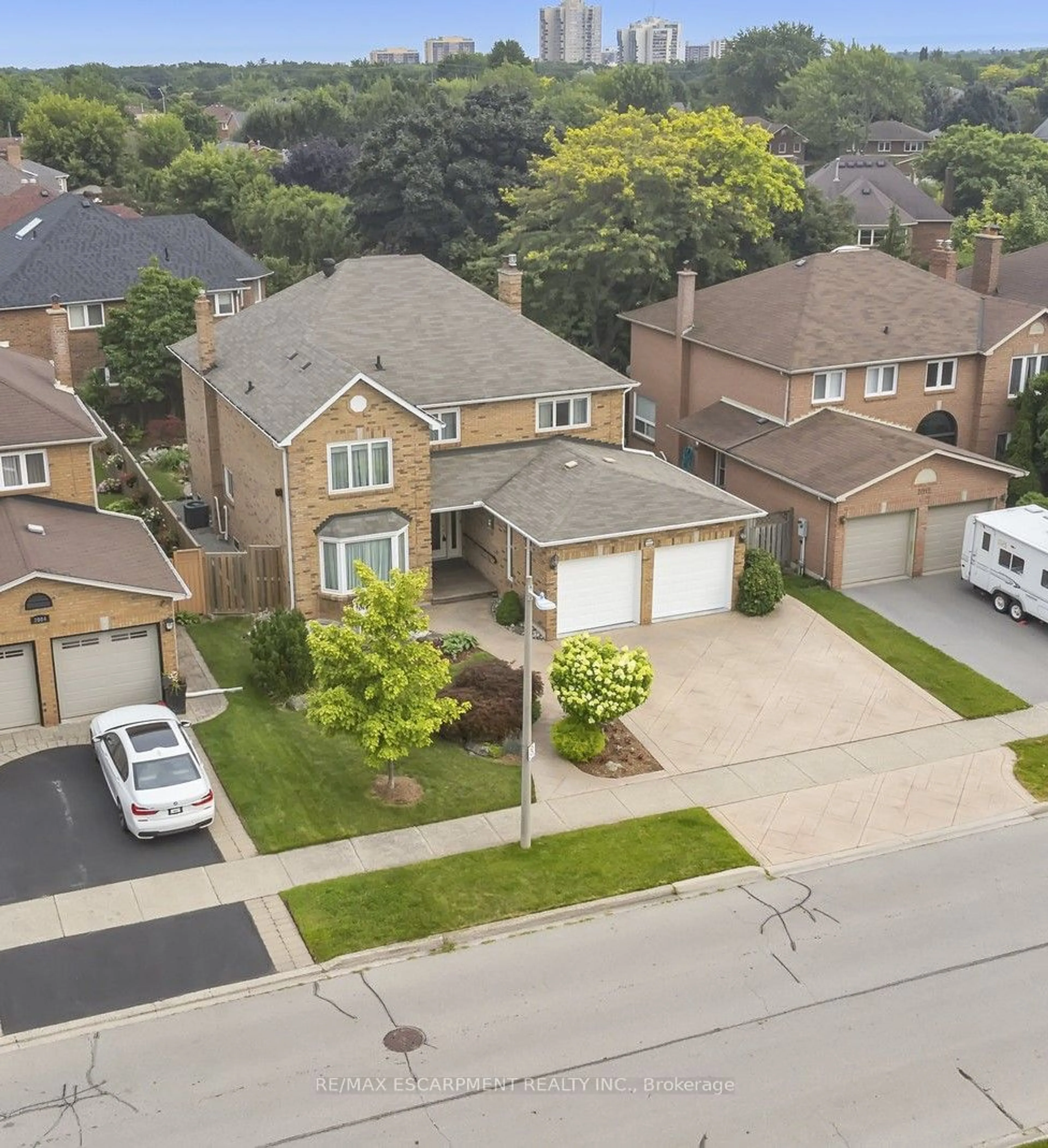 Frontside or backside of a home for 2008 Grenville Dr, Oakville Ontario L6H 3Z3