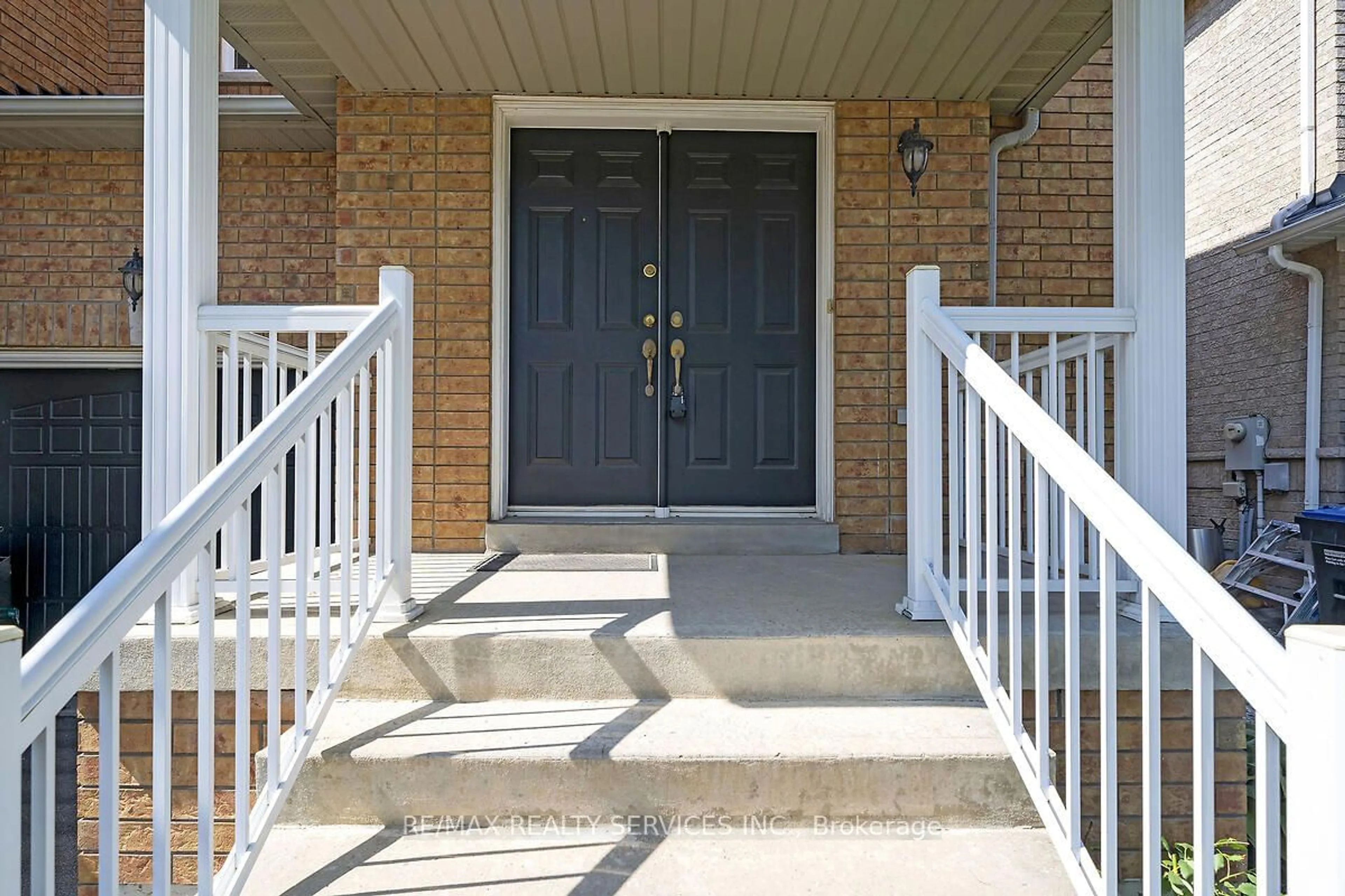 Indoor entryway for 21 Knightswood Cres, Brampton Ontario L7A 3R1