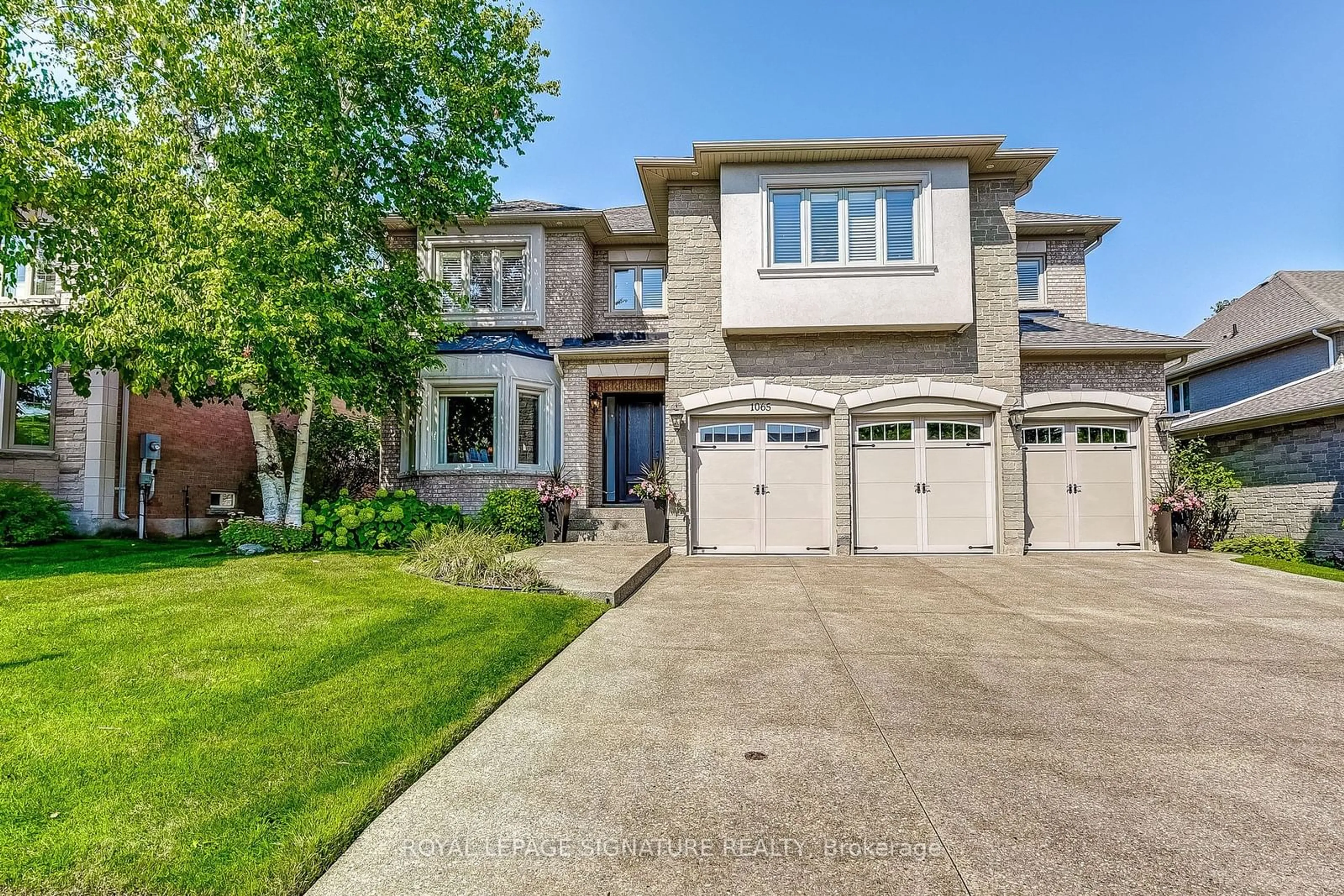 Frontside or backside of a home for 1065 Summit Ridge Dr, Oakville Ontario L6M 3K9