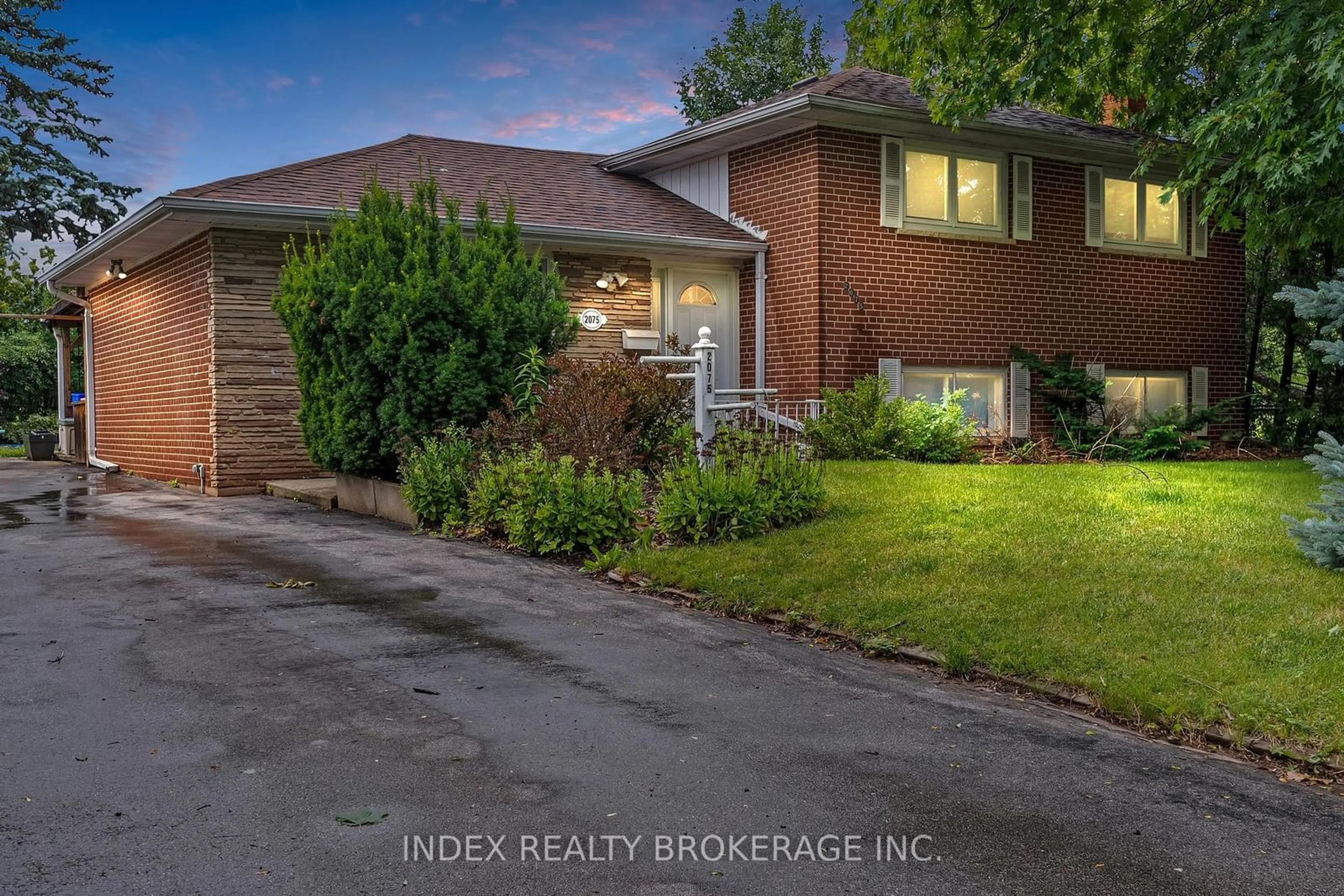 Frontside or backside of a home for 2075 Seabrook Dr, Oakville Ontario L6L 2T8