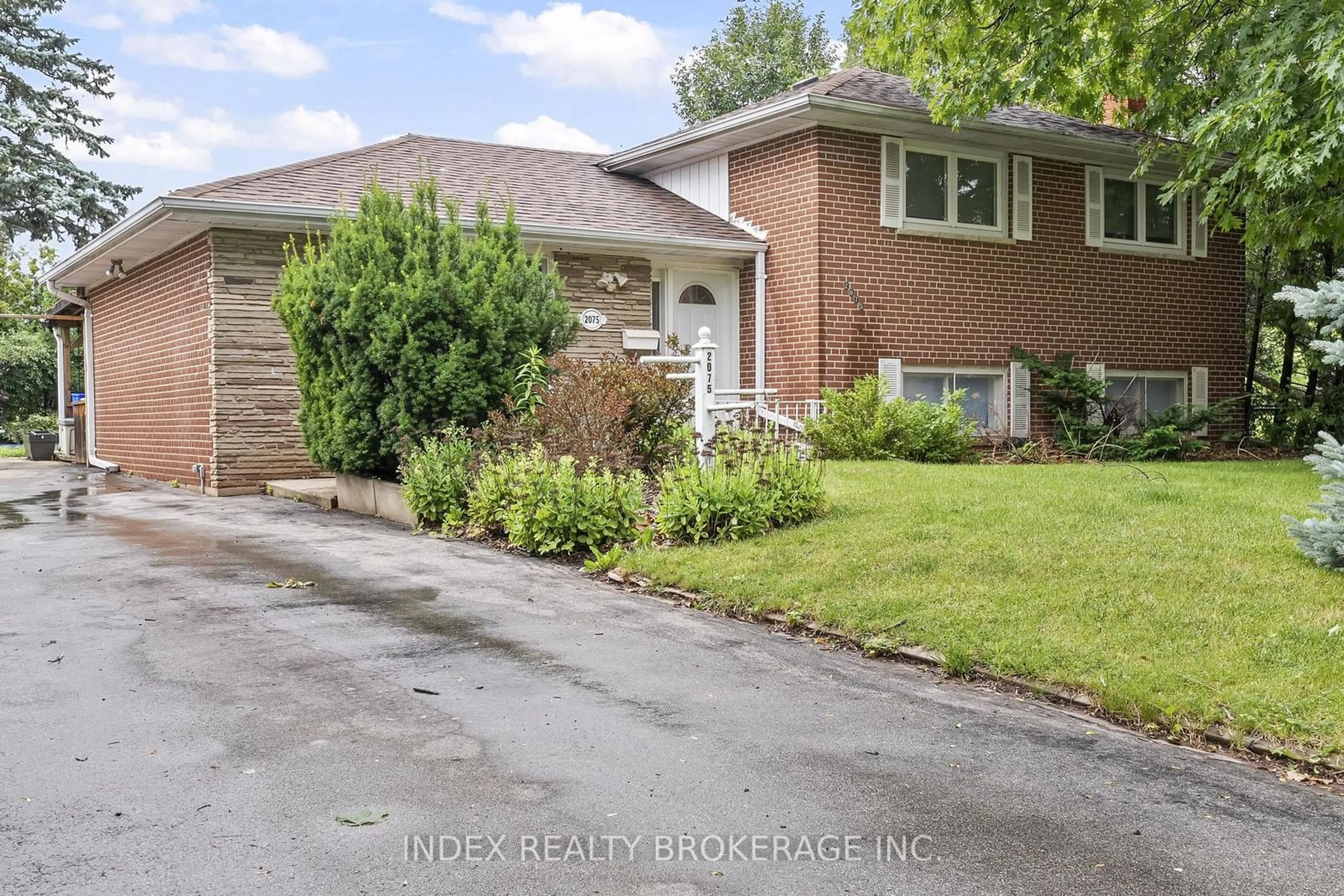 Frontside or backside of a home for 2075 Seabrook Dr, Oakville Ontario L6L 2T8