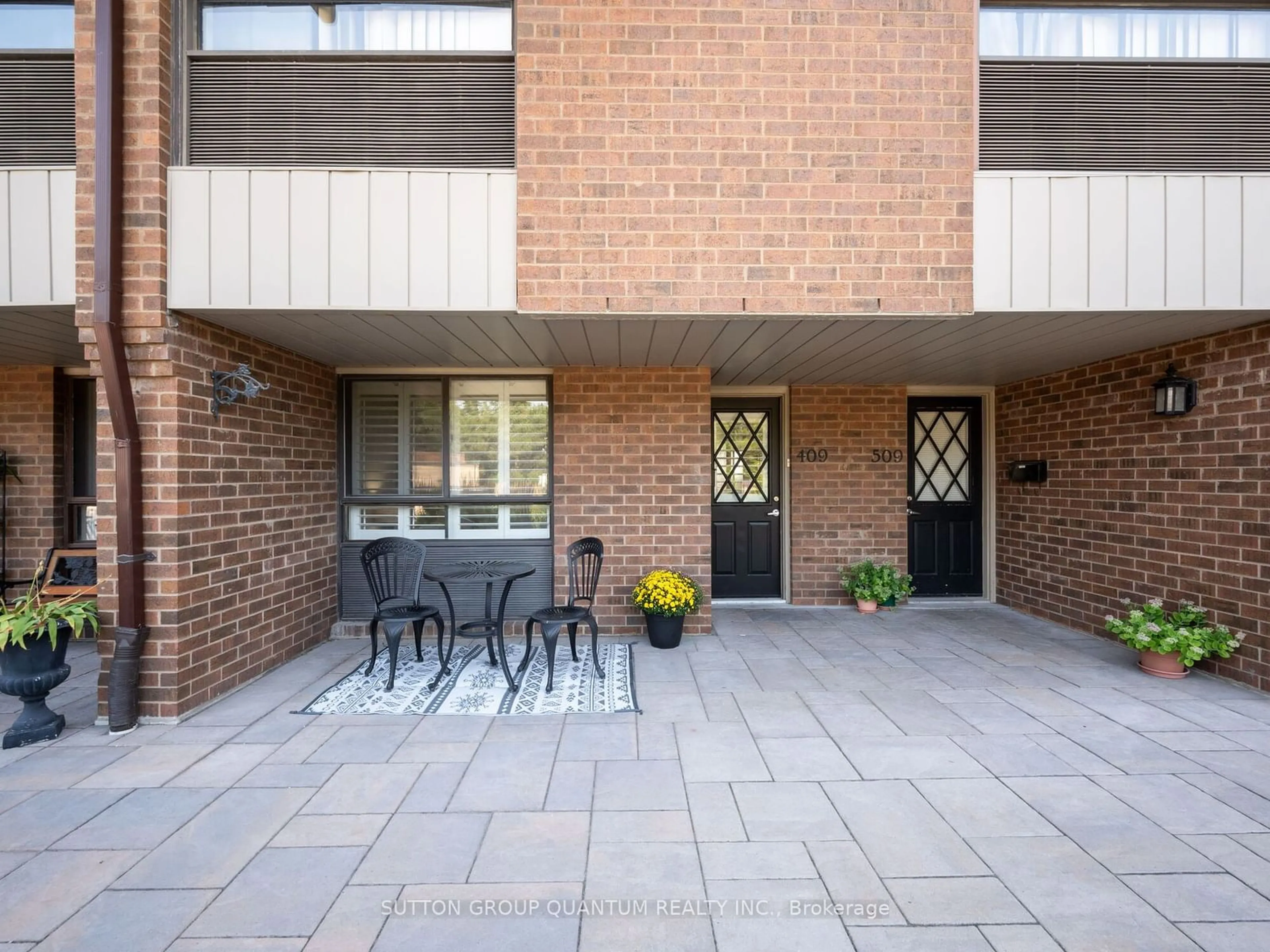 Patio for 1000 Cedarglen Gate #409, Mississauga Ontario L5C 3Z5