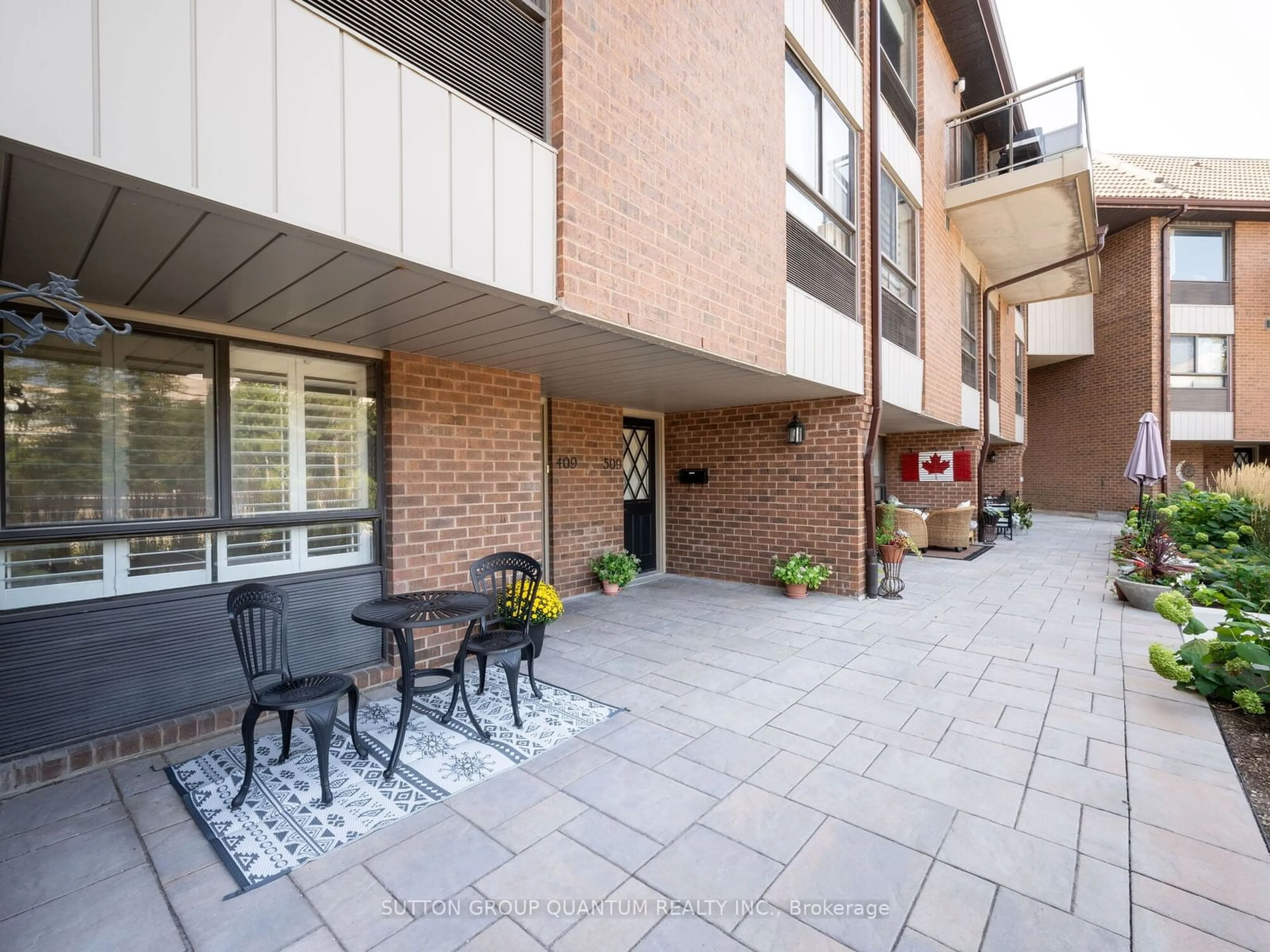 Patio for 1000 Cedarglen Gate #409, Mississauga Ontario L5C 3Z5