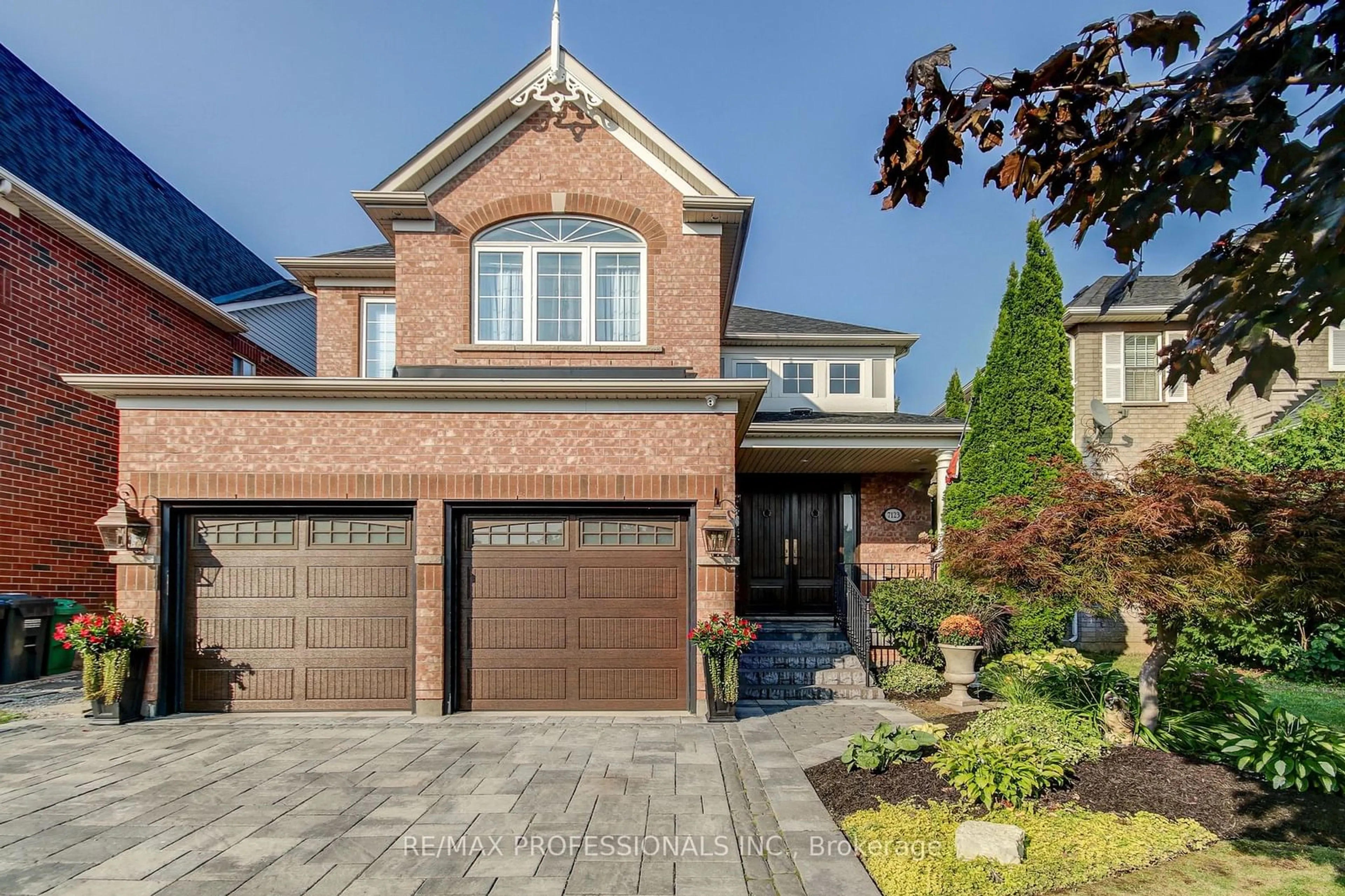 Home with brick exterior material for 7123 Appletree Lane, Mississauga Ontario L5W 1W5