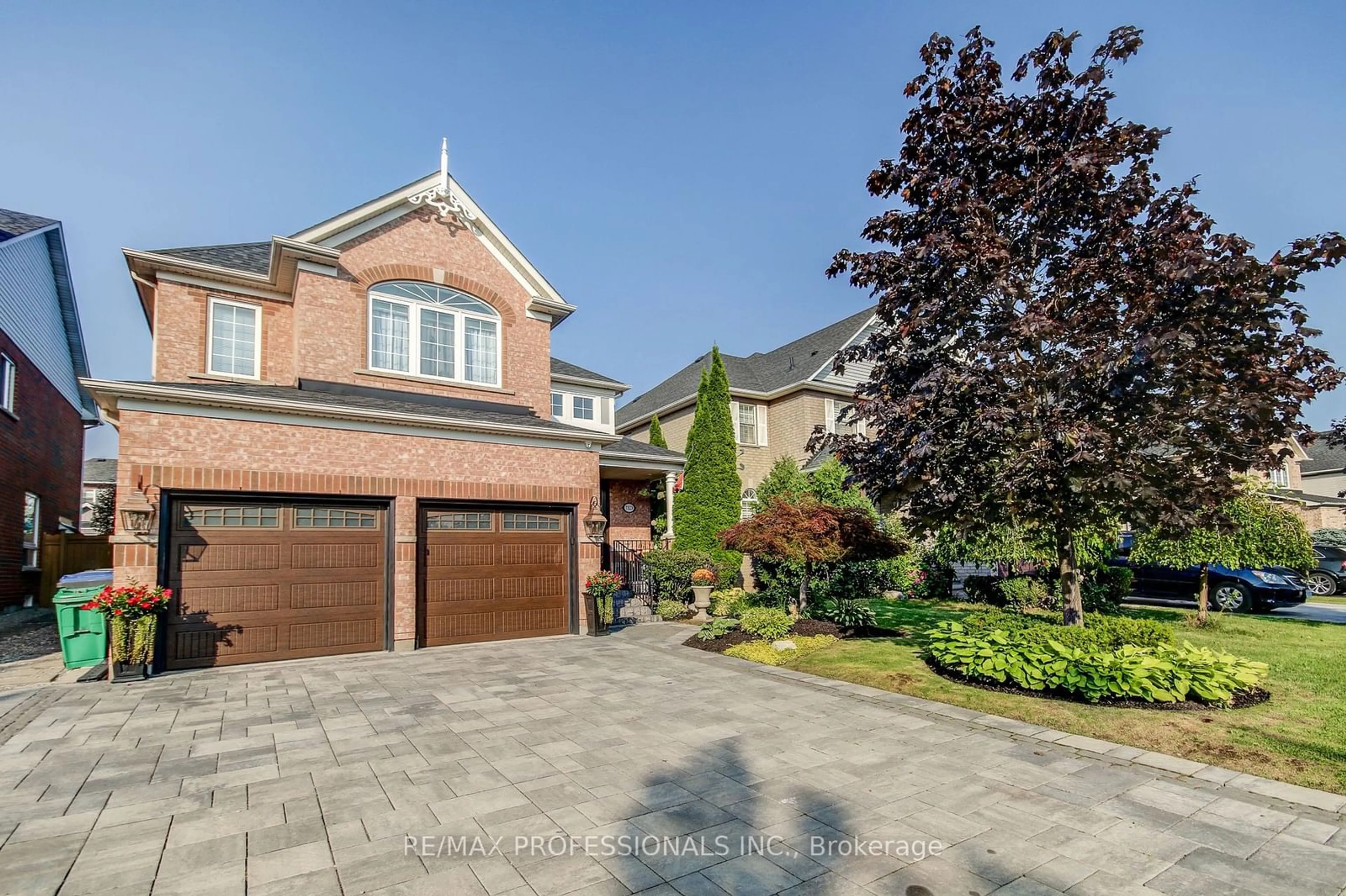 Home with brick exterior material for 7123 Appletree Lane, Mississauga Ontario L5W 1W5