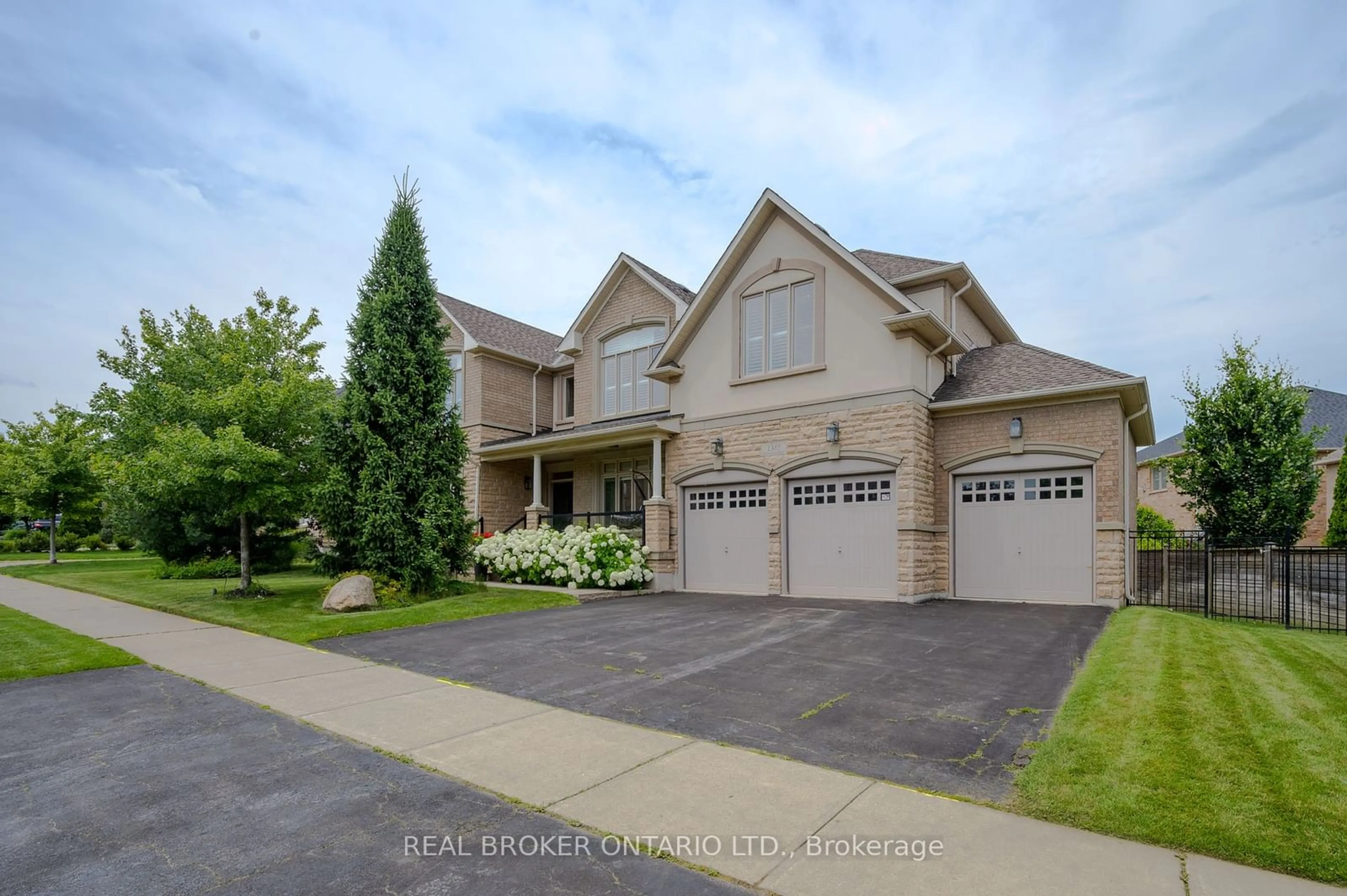 Frontside or backside of a home for 1385 Arrowhead Rd, Oakville Ontario L6H 7P7