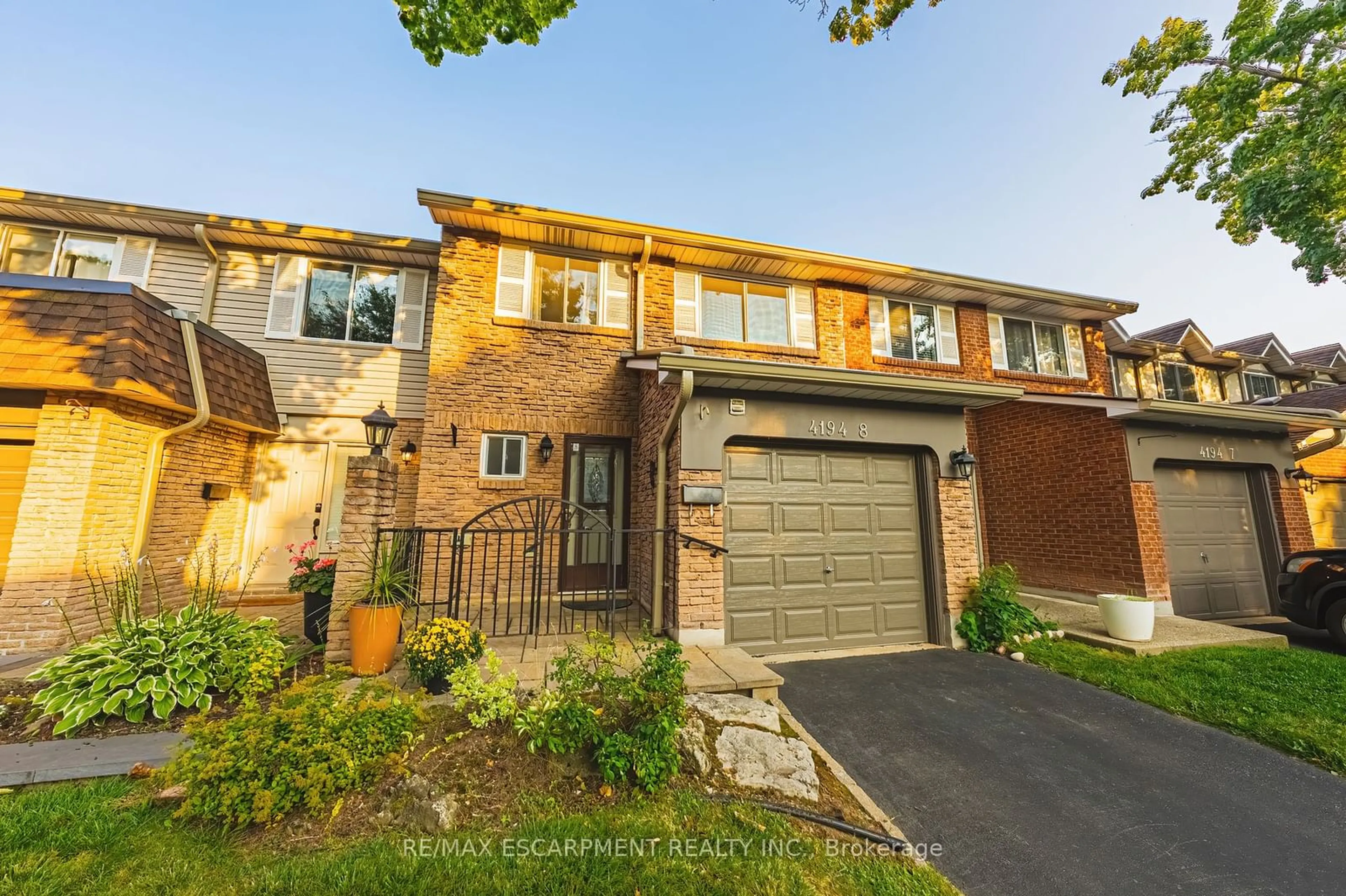 A pic from exterior of the house or condo for 4194 Longmoor Dr #8, Burlington Ontario L7L 5E3