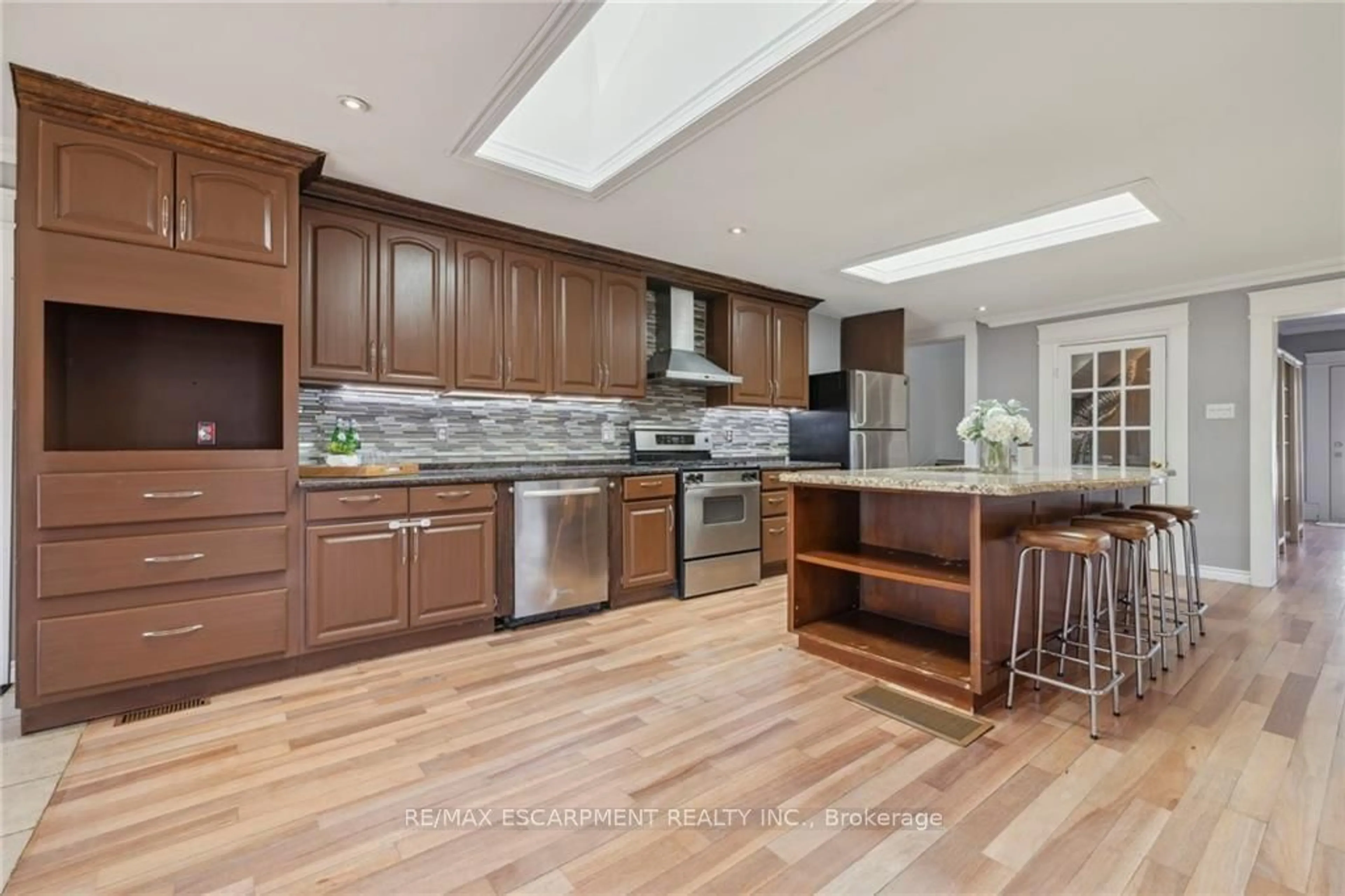 Contemporary kitchen for 42 JOHN St, Halton Hills Ontario L7J 2A7