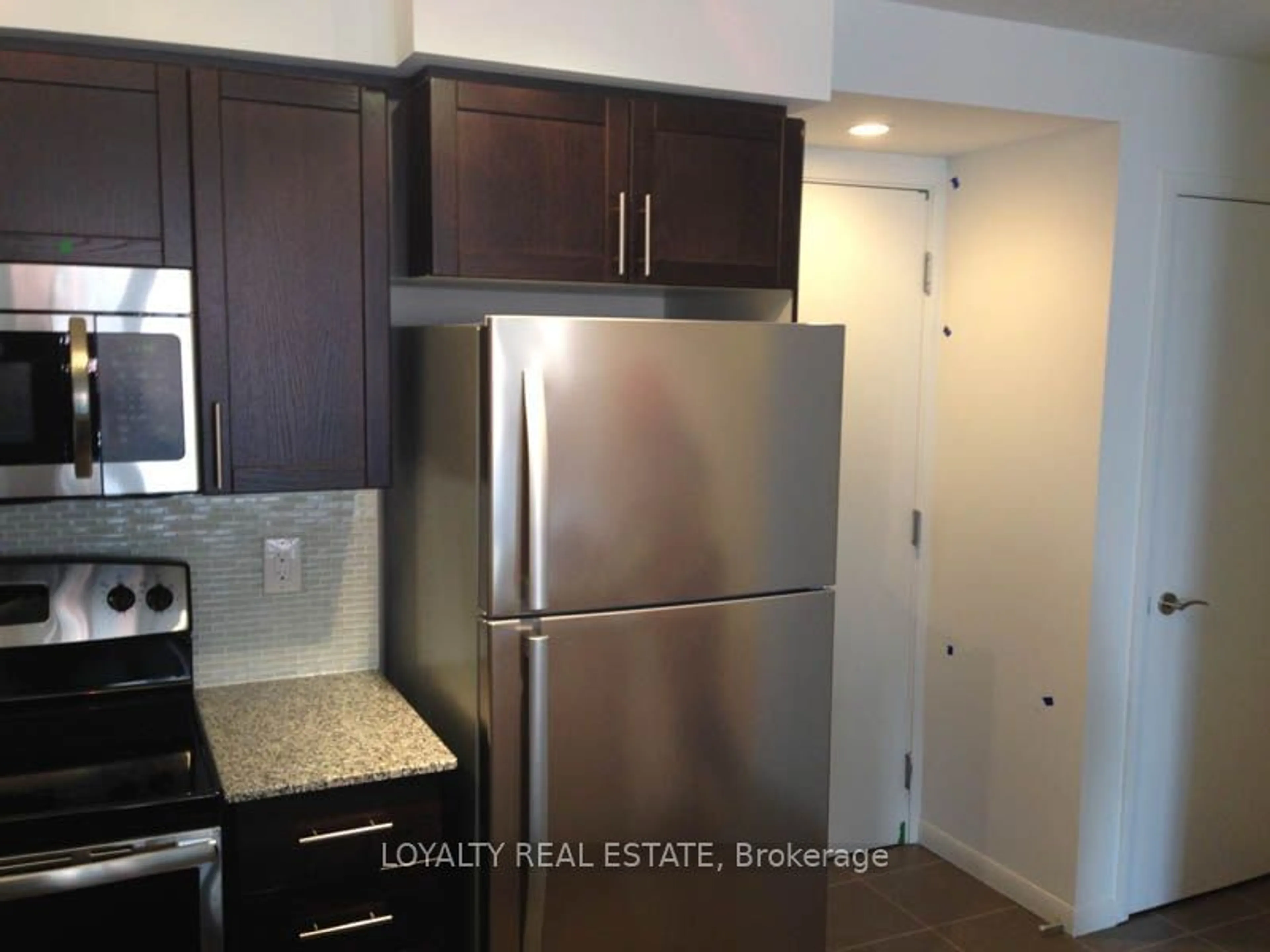 Standard kitchen, wood/laminate floor for 830 Lawrence Ave #733, Toronto Ontario M6A 1C3