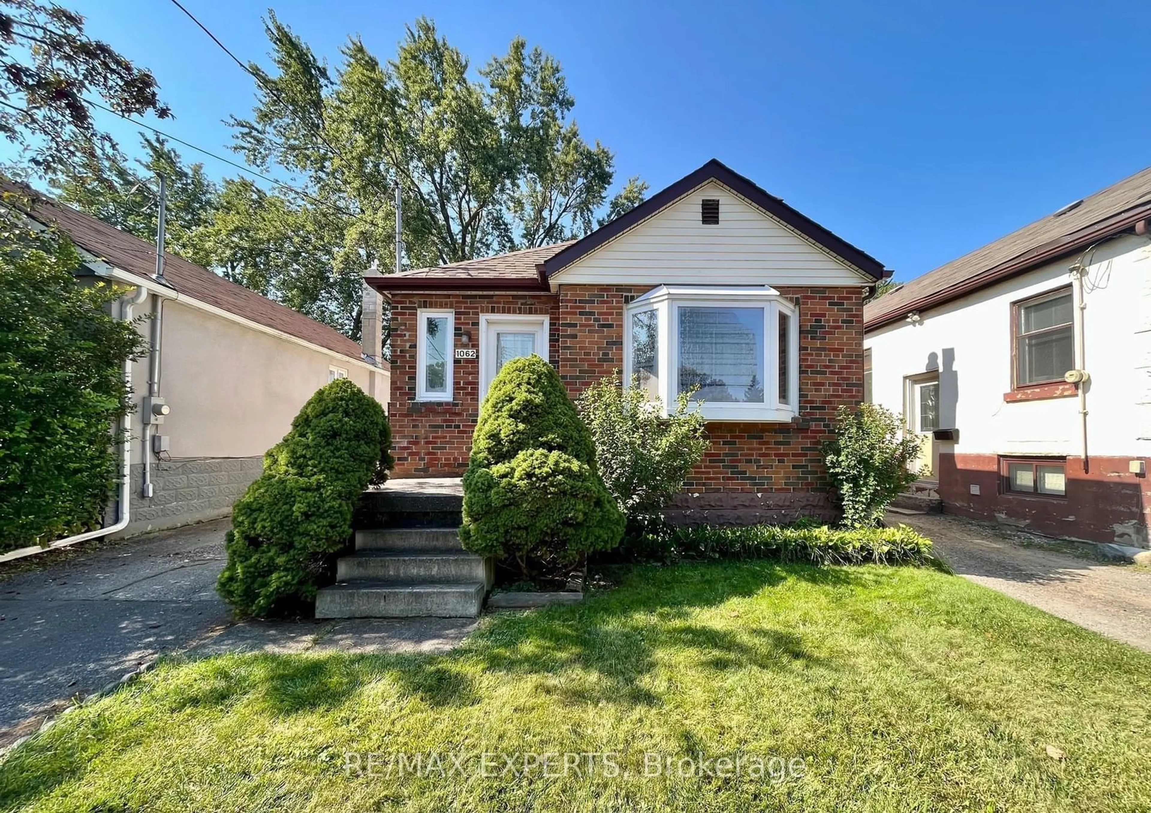 Frontside or backside of a home for 1062 Alexandra Ave, Mississauga Ontario L5E 1Z8