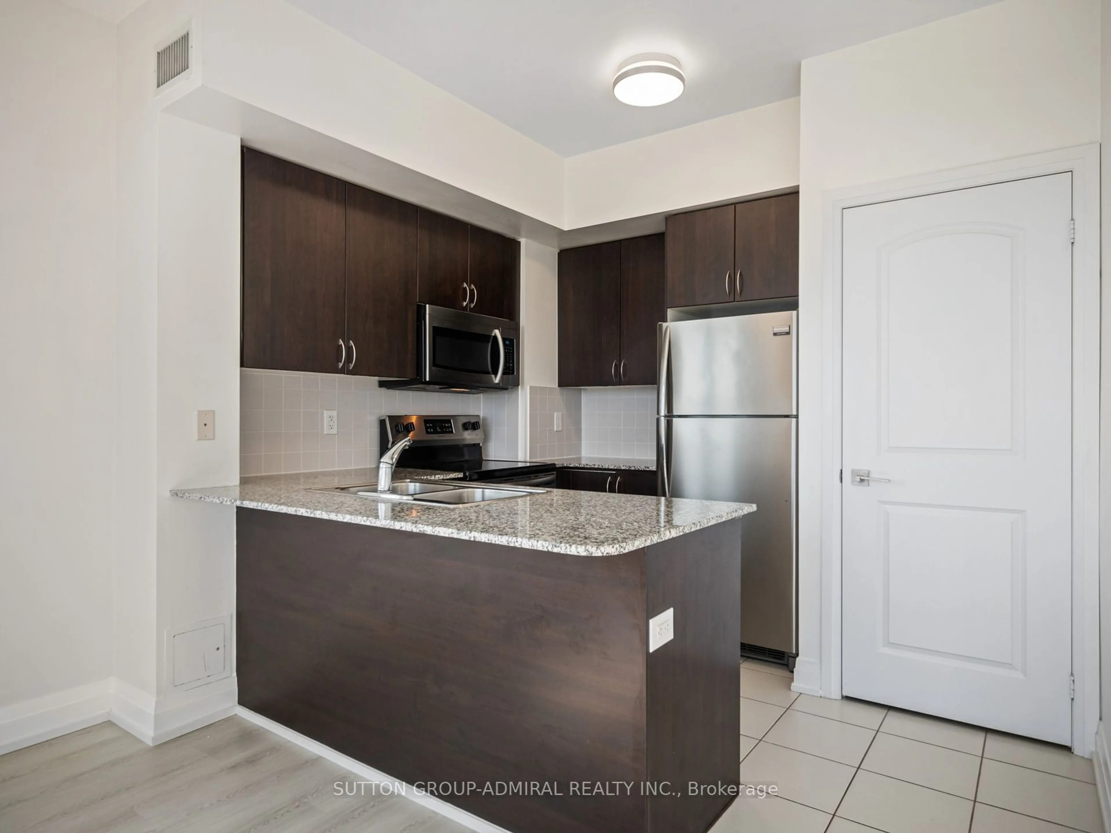 Standard kitchen for 1060 Sheppard Ave #1517, Toronto Ontario M3J 0G7